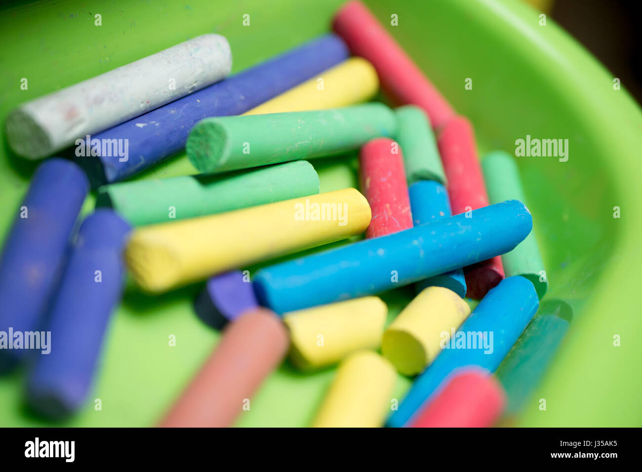 Pezzi di chalk usati per la colorazione su una scheda di Chalk Foto Stock
