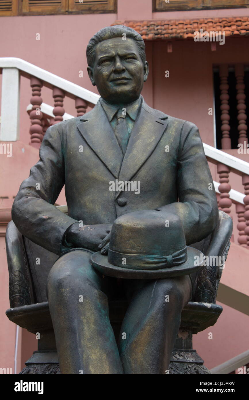 Statua di George Groslier, fondatore del Museo Nazionale della Cambogia, nella motivazione della Royal University of Fine Arts, Phnom Penh Cambogia. Foto Stock