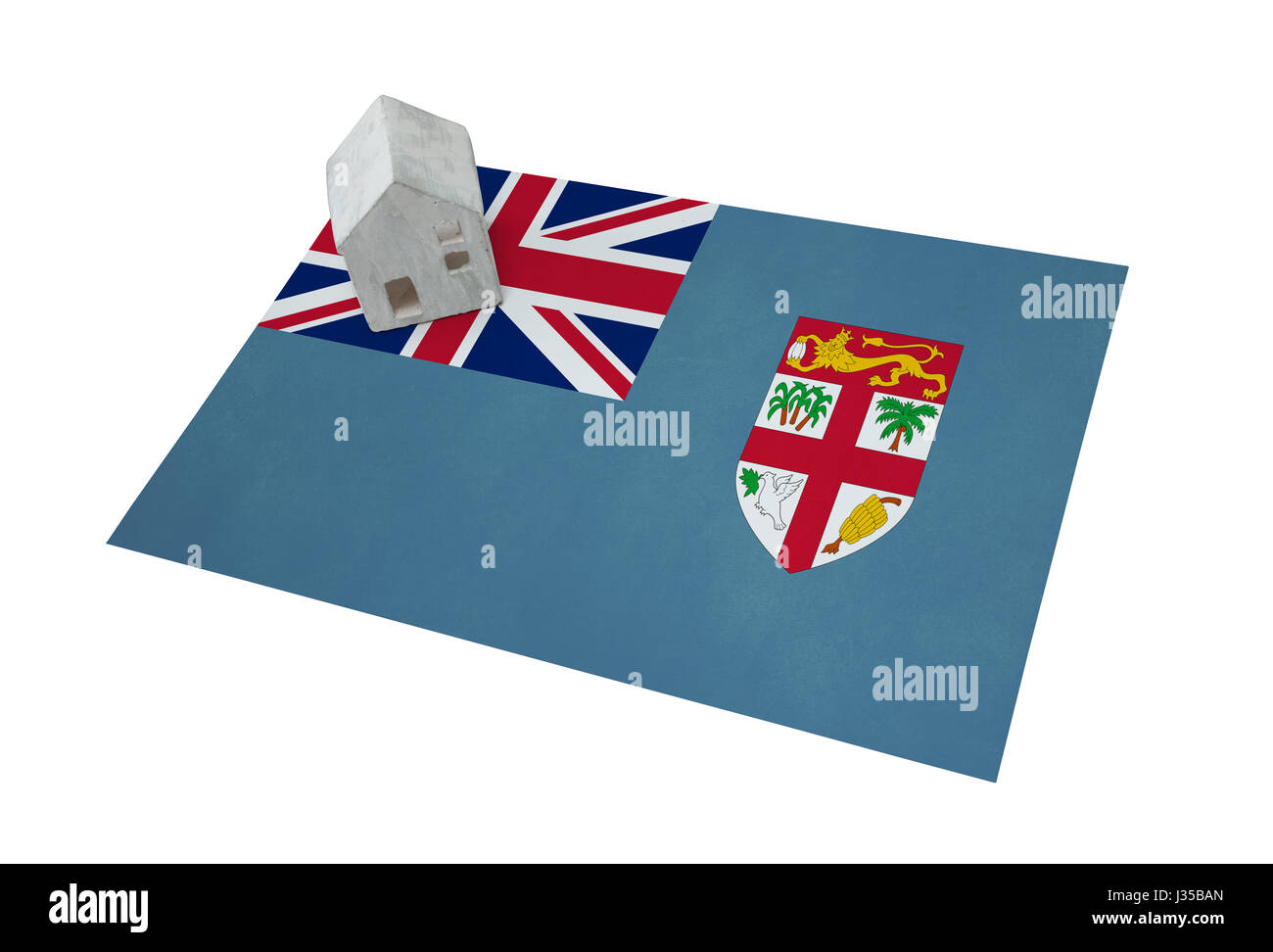 Piccola casa su una bandiera - vivere o la migrazione verso le isole Figi Foto Stock