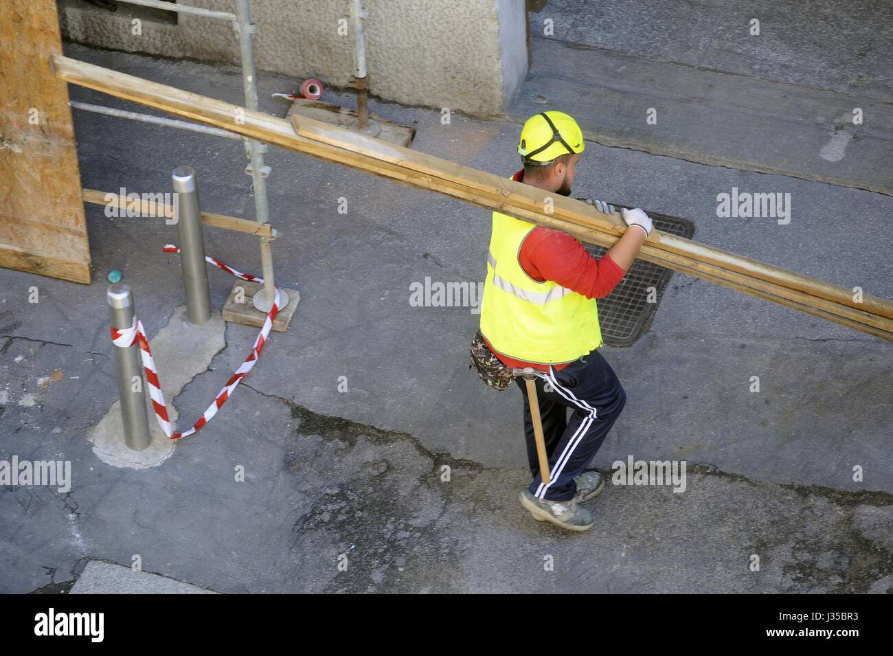 Lavoratori edili sul ponteggio per la ristrutturazione di un edificio Foto Stock