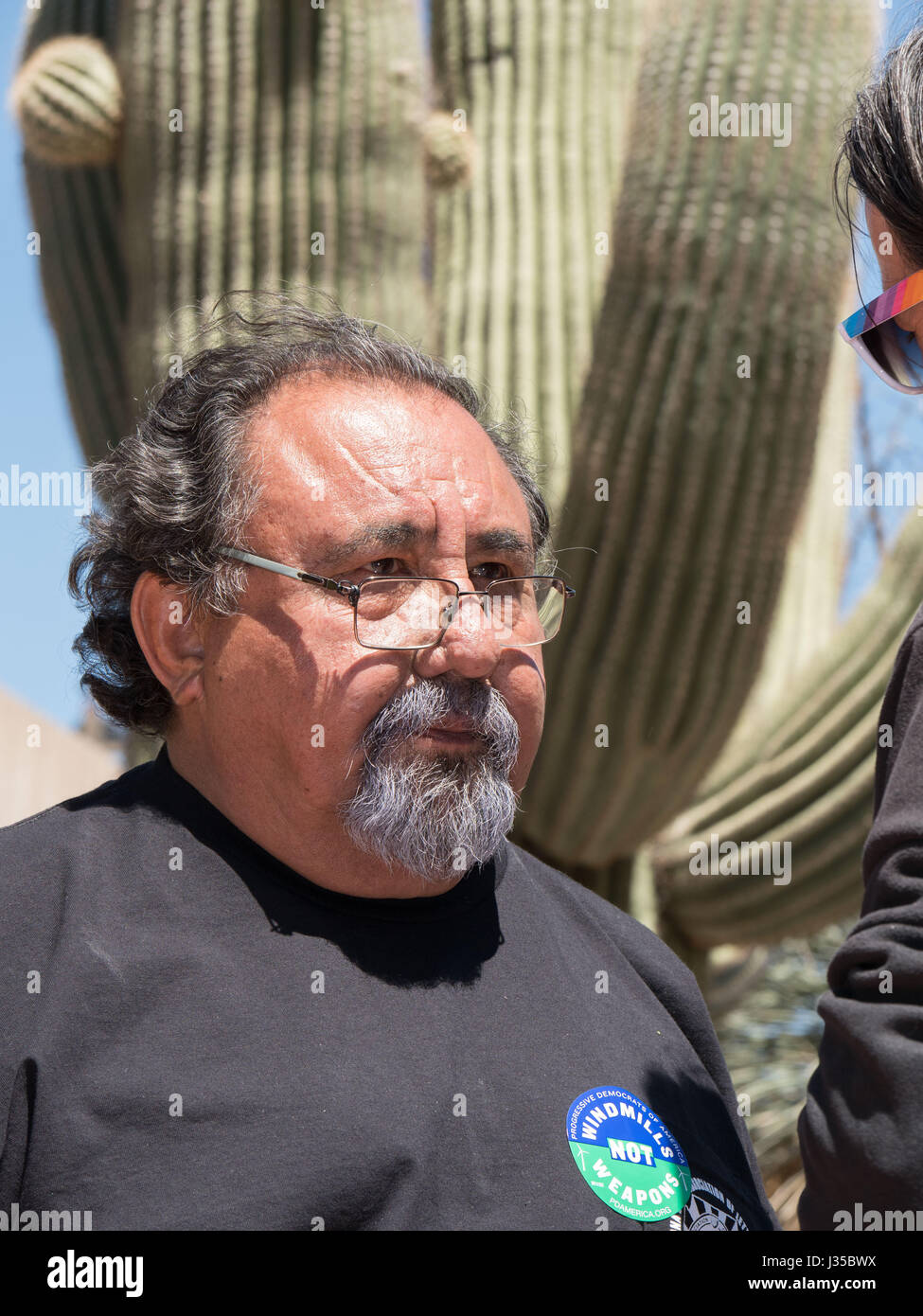 Il campione di ambiente e di diritti umani, membro del Congresso americano Raúl Manuel Grijalva ascolta una domanda da un reporter presso il popolo di marzo per il clima in Tucson, Arizona, Stati Uniti d'America, 29 aprile 2017 Foto Stock