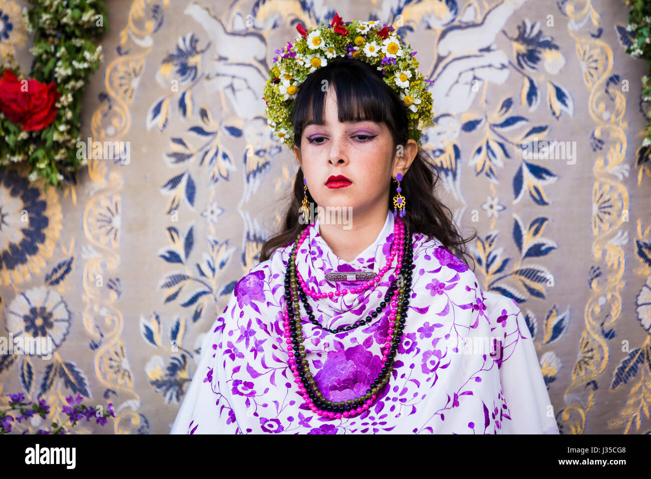 A Colmenar Viejo, Madrid. Spagna. Il 2 maggio, 2017. La ragazza spagnola in costume tradizionale al Fiesta de Las Maya. 'La Maya" si siede sull altare ancora molto, silenzioso e grave. Il festival è una antica festa pagana di inizio primavera. Credito: M. Ramirez/Alamy Live News Foto Stock