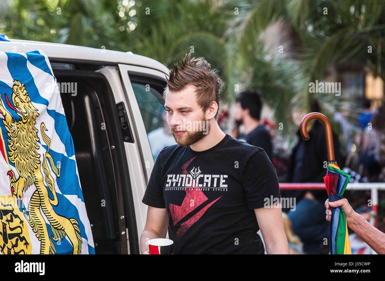 3 agosto 2013 - Marvin GÃ¶anello. Come parte dei 11 obiettivi, Marvin GÃ¶anello, detto di essere il figlio di Pegida Monaco di Baviera chief Heinz Meyer, venne razziato per presunte violazioni di armi da fuoco. La Bayerische SchieÃŸsportgruppe MÃ¼nchen era il principale bersaglio delle incursioni e sembra essere un frontale per un presunto "weaponized braccio di Pegida''. Inoltre, Pegida testa di Monaco di Baviera Heinz Meyer è stato sotto il terrorismo federale il monitoraggio dal 2012 e da allora ha commesso violazioni di armi, nonché di essere coinvolti con numerosi atti di violenza. Almeno due armi illegali sono stati sequestrati, riservate cos'altro. Il Bavaria Foto Stock