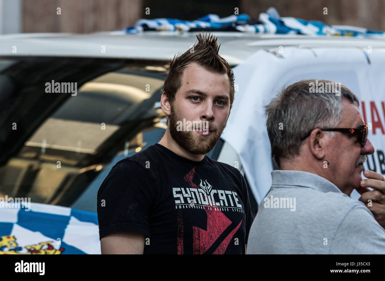 3 agosto 2013 - Marvin GÃ¶anello con Pegida. Come parte dei 11 obiettivi, Marvin GÃ¶anello, detto di essere il figlio di Pegida Monaco di Baviera chief Heinz Meyer, venne razziato per presunte violazioni di armi da fuoco. La Bayerische SchieÃŸsportgruppe MÃ¼nchen era il principale bersaglio delle incursioni e sembra essere un frontale per un presunto "weaponized braccio di Pegida''. Inoltre, Pegida testa di Monaco di Baviera Heinz Meyer è stato sotto il terrorismo federale il monitoraggio dal 2012 e da allora ha commesso violazioni di armi, nonché di essere coinvolti con numerosi atti di violenza. Almeno due armi illegali sono stati sequestrati, riservate cos'altro. Foto Stock