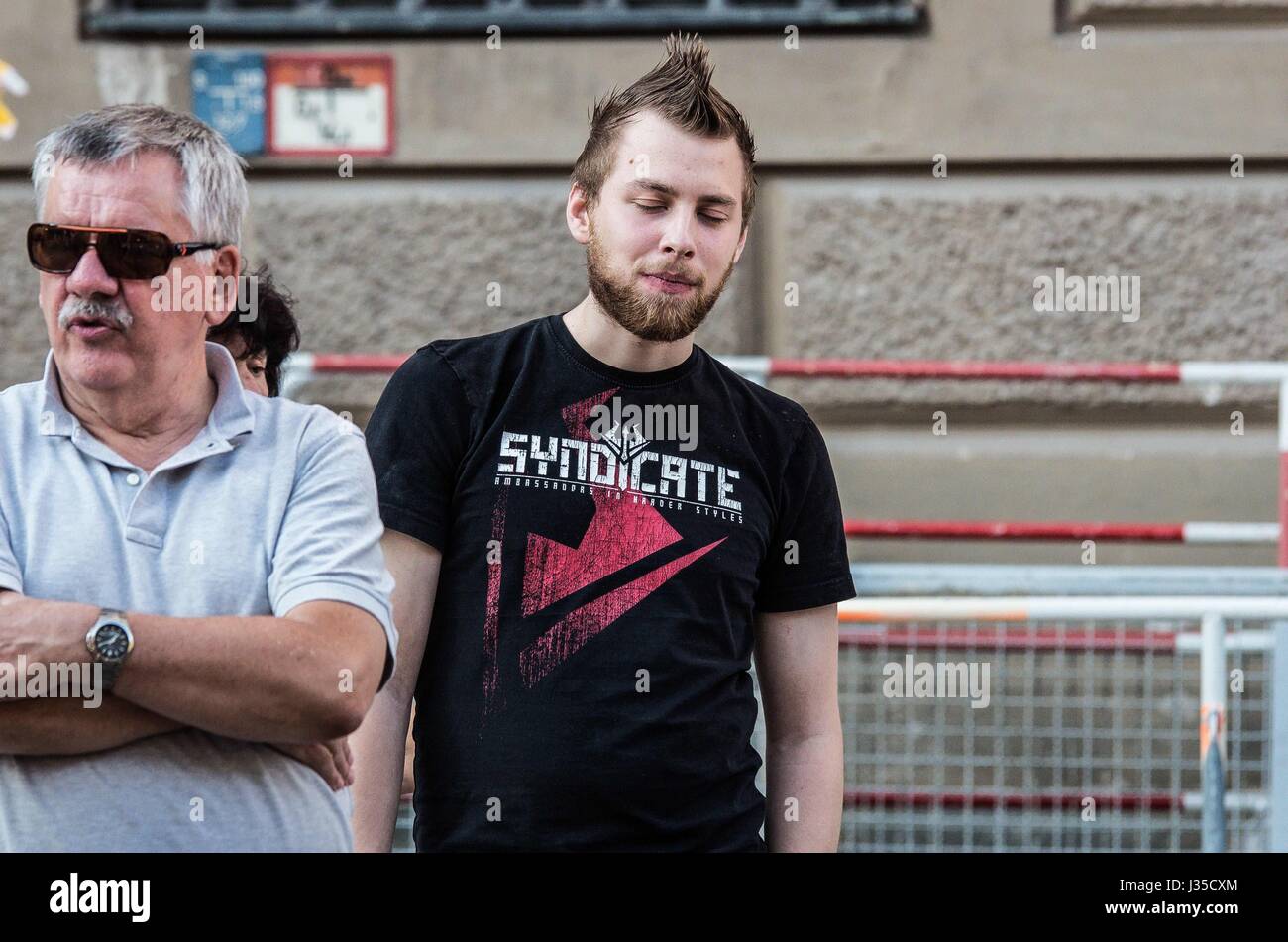 3 agosto 2013 - Marvin GÃ¶anello. Come parte dei 11 obiettivi, Marvin GÃ¶anello, detto di essere il figlio di Pegida Monaco di Baviera chief Heinz Meyer, venne razziato per presunte violazioni di armi da fuoco. La Bayerische SchieÃŸsportgruppe MÃ¼nchen era il principale bersaglio delle incursioni e sembra essere un frontale per un presunto "weaponized braccio di Pegida''. Inoltre, Pegida testa di Monaco di Baviera Heinz Meyer è stato sotto il terrorismo federale il monitoraggio dal 2012 e da allora ha commesso violazioni di armi, nonché di essere coinvolti con numerosi atti di violenza. Almeno due armi illegali sono stati sequestrati, riservate cos'altro. Il Bavaria Foto Stock