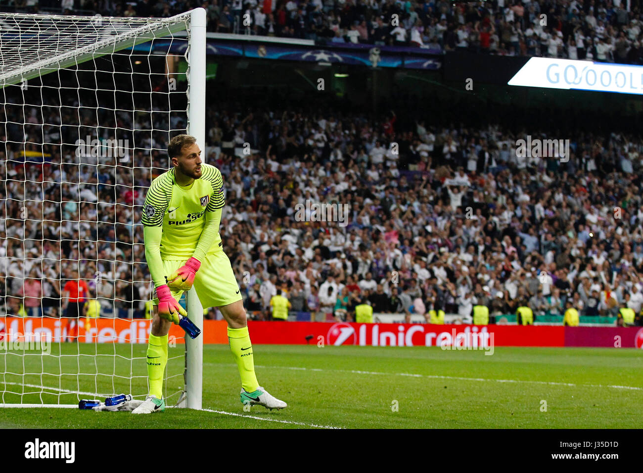 Madrid, Spagna. 02Maggio, 2017. Cristiano Ronaldo dos Santos (7) del Real Madrid in player celebra il (2,0) dopo il suo punteggio del team di obiettivo. Jan Oblak (13) Atletico de Madrid il lettore.UEFA tra Real Madrid vs Atlético de Madrid al Santiago Bernabeu Stadium in Spagna a Madrid, 2 maggio 2017 . Credito: Gtres Información más Comuniación on line,S.L./Alamy Live News Foto Stock