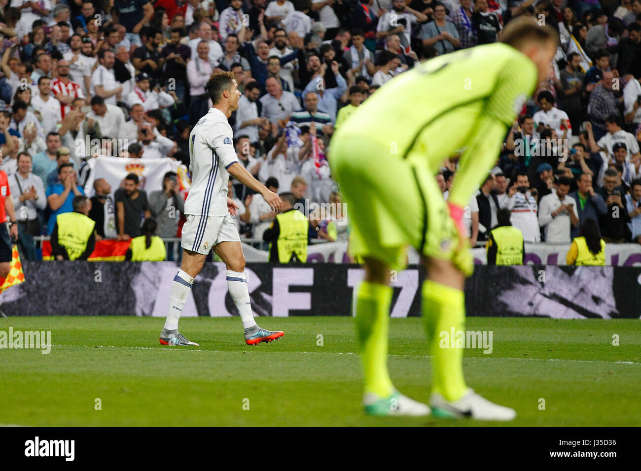Madrid, Spagna. 02Maggio, 2017. Cristiano Ronaldo dos Santos (7) del Real Madrid in player celebra il (2,0) dopo il suo punteggio del team di obiettivo. Jan Oblak (13) Atletico de Madrid il lettore.UEFA tra Real Madrid vs Atlético de Madrid al Santiago Bernabeu Stadium in Spagna a Madrid, 2 maggio 2017 . Credito: Gtres Información más Comuniación on line,S.L./Alamy Live News Foto Stock
