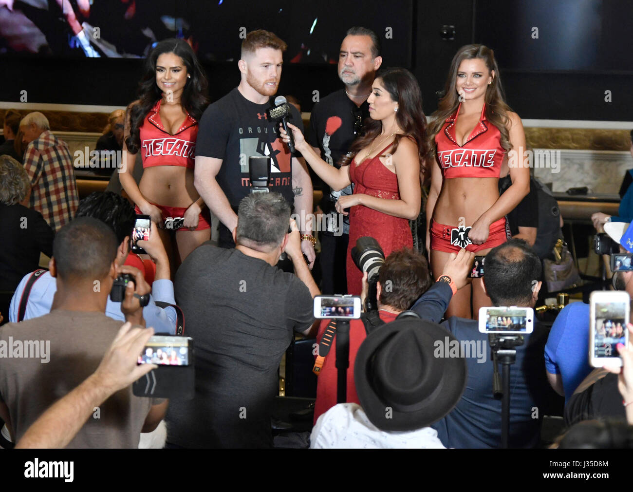 Las Vegas NV, Stati Uniti d'America. Il 2 maggio, 2017. Il Messico di Canelo Alvarez arriva a parla della grande lotta al MGM Grand hotel martedì. Canelo Alvarez sarà lotta contro il Messico di Chavez, Jr. il 6 Maggio presso la T-Mobile Arena di Las Vegas. Foto da Gene Blevins/LA DailyNews/LA/DailyNews SCNG Credit: Gene Blevins/ZUMA filo/Alamy Live News Foto Stock