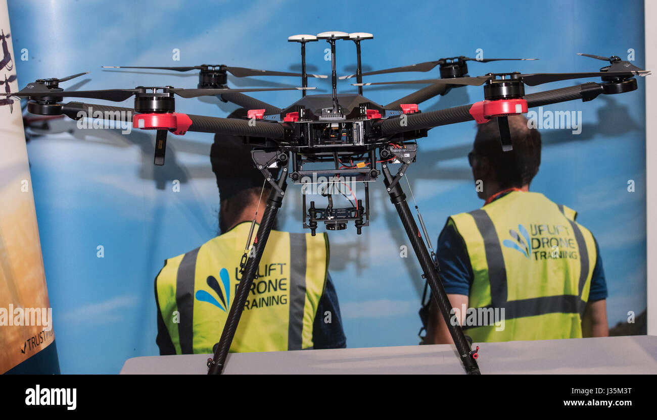 A Londra il 3 maggio 2017 l'ultima in drone di sorveglianza di formazione presso il contatore terrore Expo, Londra Credito: Ian Davidson/Alamy Live News Foto Stock