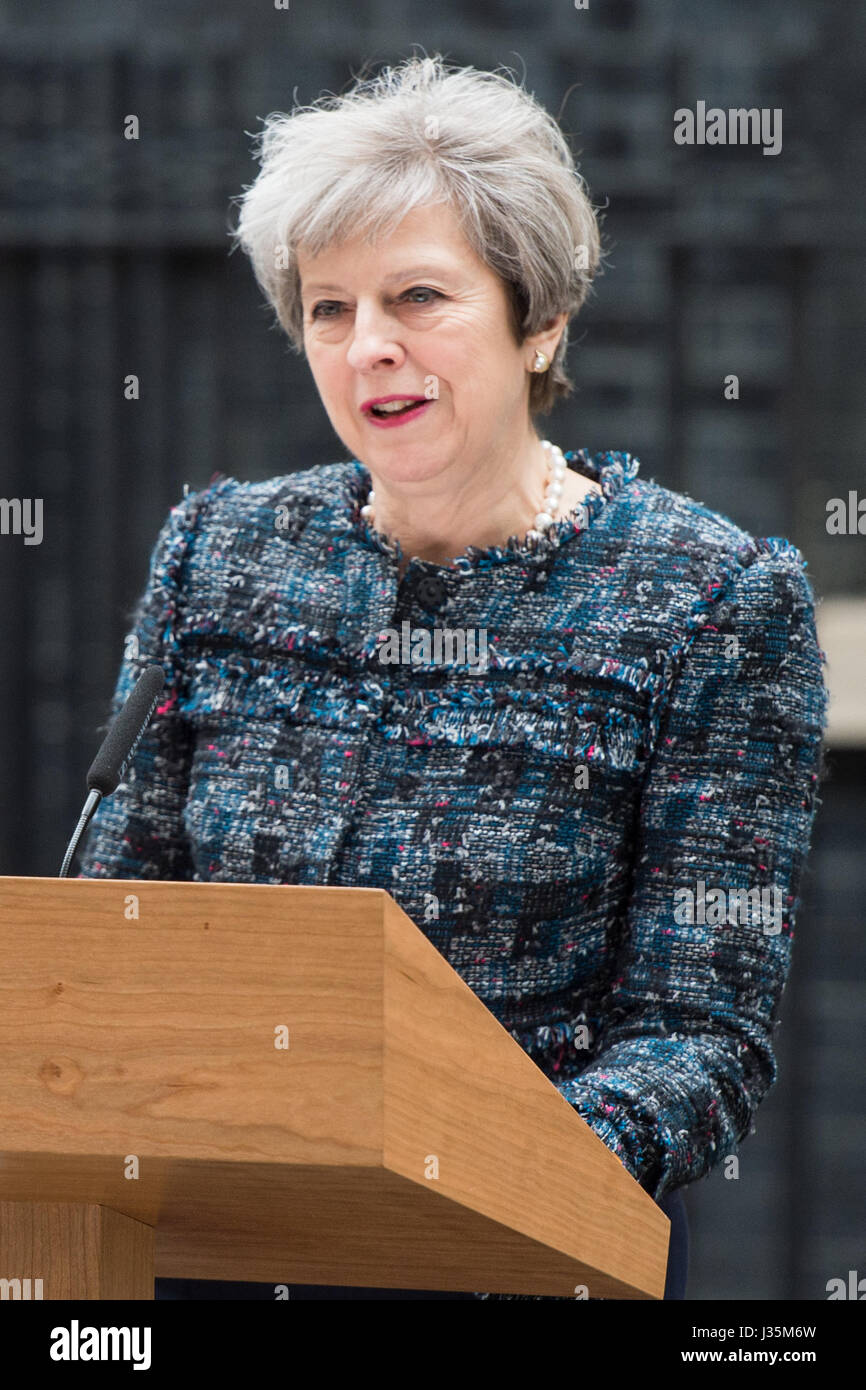 Londra, Regno Unito. 03 Maggio, 2017. Il primo ministro Theresa Maggio fa un discorso al di fuori del numero 10 di Downing Street dopo il ritorno da Buckingham Palace dove ha chiesto il permesso di HM la regina di sciogliere il parlamento in scia della prossima elezione generale, Londra. Credito: Alan D Ovest/Alamy Live News Foto Stock