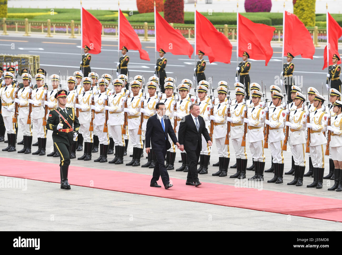 (170503) -- PECHINO, 3 maggio 2017 (Xinhua) -- il Premier cinese LI Keqiang detiene una cerimonia di benvenuto per il primo ministro danese Lars Loekke Rasmussen prima i colloqui a Pechino Capitale della Cina, 3 maggio 2017. (Xinhua/Rao Aimin)(mcg) Foto Stock