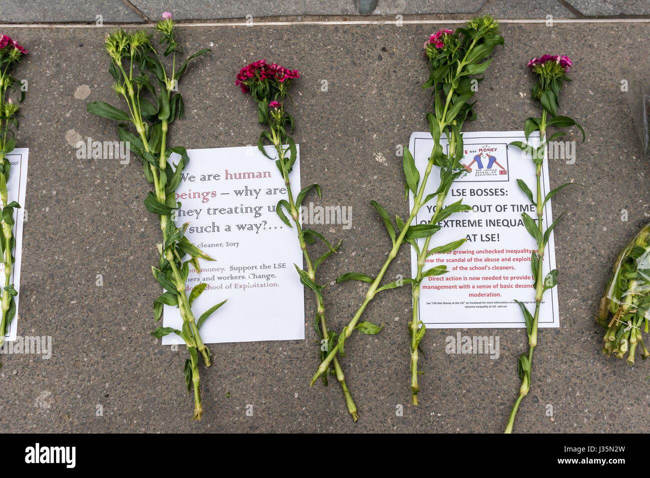 Londra, Regno Unito. Il 3 maggio 2017. Una parte di questa esposizione di poster e fiori chiamando sul LSE a mettere la parità che è alla radice del suo insegnamento nella pratica per le persone a bassa retribuzione dei lavoratori presso la LSE in una campagna permanente utilizzando 'pacifica di disobbedienza civile combinando arte, umorismo e ridicolo' per ottenere la gestione della LSE per terminare la sua ipocrisia. Gli studenti sono stati fermati dalla protesta al di fuori della libreria e costretto a spostarsi sulla strada fuori, dove sono visualizzati i fiori, poster e insegne e distribuito centinaia di volantini. Credito: Peter Marshall / Alamy Live News Foto Stock