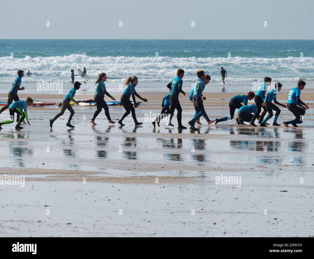 Newquay, Cornwall, Regno Unito. Regno Unito Meteo. 3rd, Maggio, 2017. Una scuola di surf esegue warm up esercizi al sole a Fistral Beach, Newquay, Cornwall, Regno Unito. Robert Taylor/Alamy Live News Foto Stock