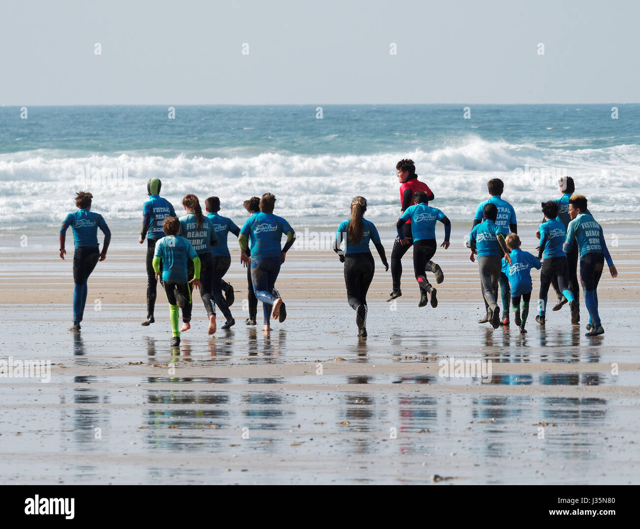 Newquay, Cornwall, Regno Unito. Regno Unito Meteo. 3rd, Maggio, 2017. Una scuola di surf esegue warm up esercizi al sole a Fistral Beach, Newquay, Cornwall, Regno Unito. Robert Taylor/Alamy Live News Foto Stock