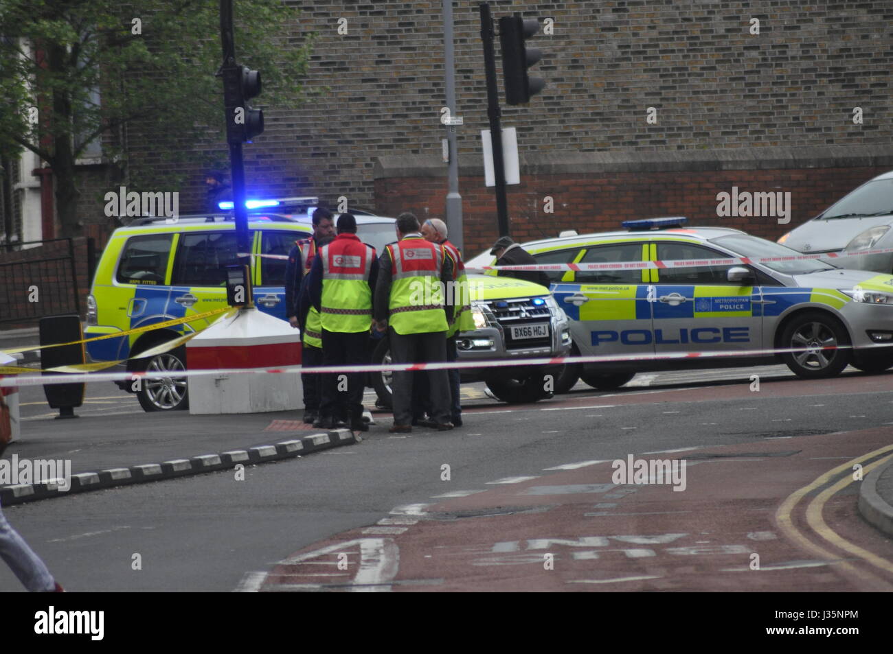 L'uomo colpito da autobus presso la stazione centrale di Walthamstow è di fretta via in ambulanza. L'incidente ha avuto luogo sulla strada Selbourne, Walthamstow intorno 10 sono l'uomo è stato trovato da un membro del personale dell'Oca pub credeva di essere circa 30 fortemente sanguinamento dalla ferita sulla sua gamba. Gli autobus erano sulla diversione a Walthamstow Central come l'incidente era gestita da parte degli agenti di polizia e il personale paramedico e l uomo ferito è stato preso ad un ospedale in Essex di essere trattati per le sue ferite. Foto Stock