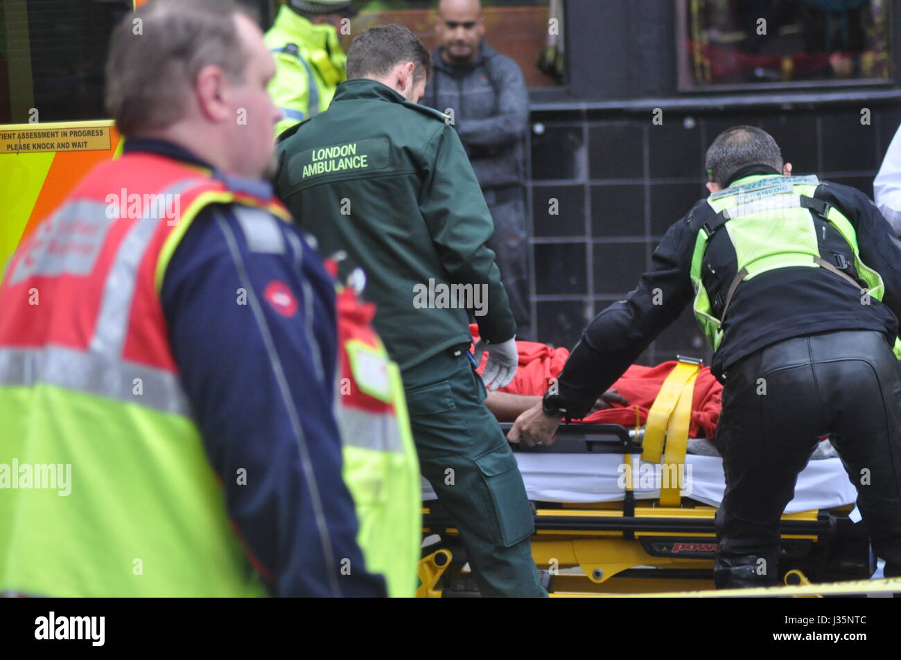 L'uomo colpito da autobus presso la stazione centrale di Walthamstow è di fretta via in ambulanza. L'incidente ha avuto luogo sulla strada Selbourne, Walthamstow intorno 10 sono l'uomo è stato trovato da un membro del personale dell'Oca pub credeva di essere circa 30 fortemente sanguinamento dalla ferita sulla sua gamba. Gli autobus erano sulla diversione a Walthamstow Central come l'incidente era gestita da parte degli agenti di polizia e il personale paramedico e l uomo ferito è stato preso ad un ospedale in Essex di essere trattati per le sue ferite. Foto Stock