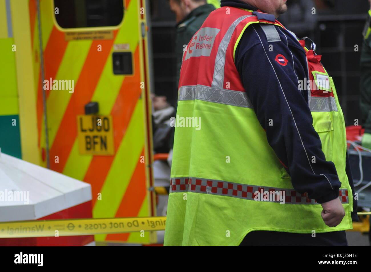 L'uomo colpito da autobus presso la stazione centrale di Walthamstow è di fretta via in ambulanza. L'incidente ha avuto luogo sulla strada Selbourne, Walthamstow intorno 10 sono l'uomo è stato trovato da un membro del personale dell'Oca pub credeva di essere circa 30 fortemente sanguinamento dalla ferita sulla sua gamba. Gli autobus erano sulla diversione a Walthamstow Central come l'incidente era gestita da parte degli agenti di polizia e il personale paramedico e l uomo ferito è stato preso ad un ospedale in Essex di essere trattati per le sue ferite. Foto Stock