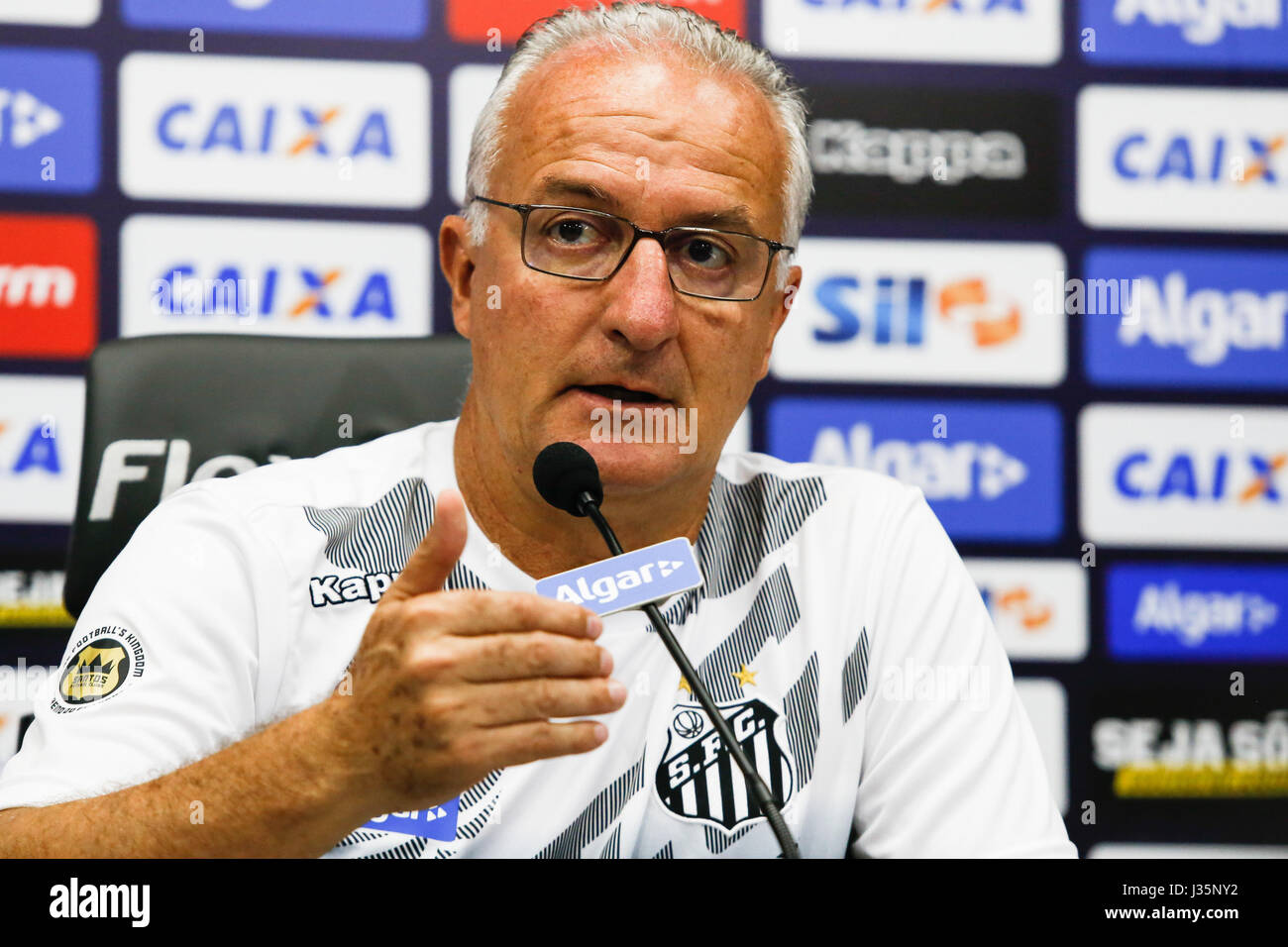 Il Santos, Brasile. 03 Maggio, 2017. Il tÃ © cinico Santos, Dorival junior suite durante la conferenza presso il re Pelé Training Center © nel Santos, South Coast SÃ £ o Paulo. Credito: Davi Ribeiro/FotoArena/Alamy Live News Foto Stock