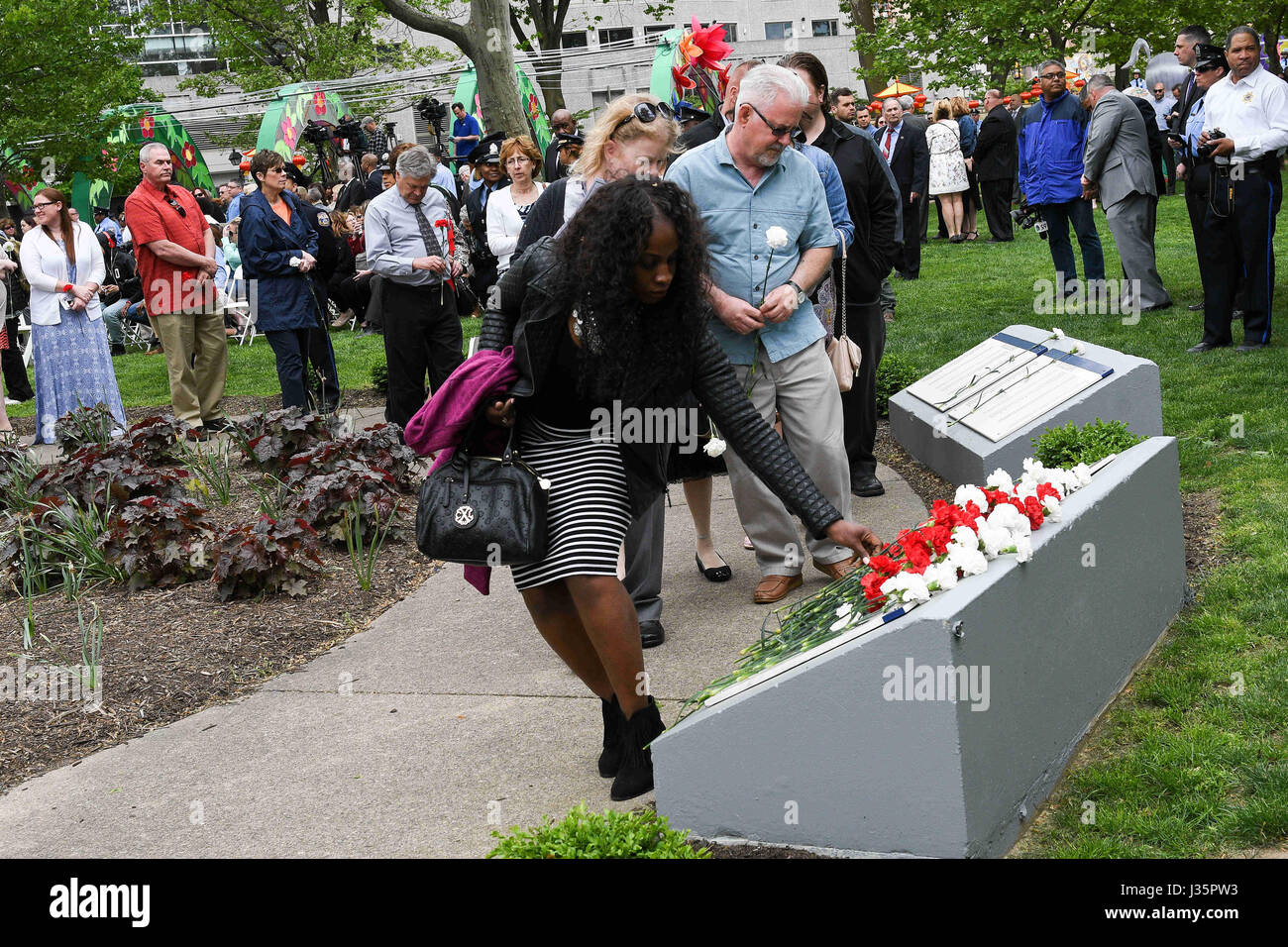 Philadelphia, Pennsylvania, USA. Il 3 maggio, 2017. I familiari e gli amici dei caduti gli ufficiali e i Vigili del Fuoco, porre fiori a placche li onora il memorial.La città di Filadelfia fuoco vivo memoriale di servizio onori Philadelphia Ufficiali di Polizia e Vigili del fuoco che hanno perso la loro vita nella linea del dazio in Philadelphia PA Credito: Ricky Fitchett/ZUMA filo/Alamy Live News Foto Stock