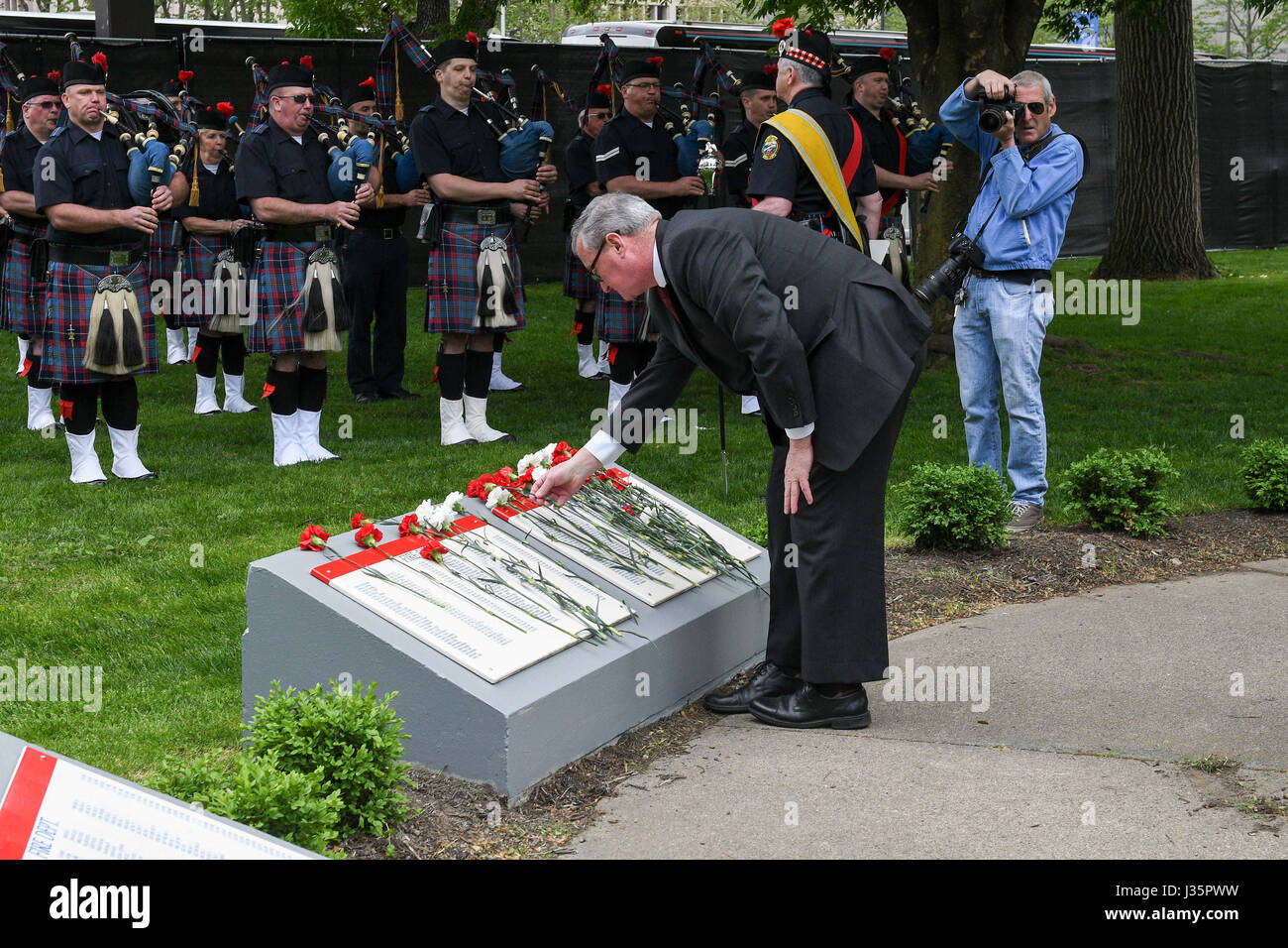 Philadelphia, Pennsylvania, USA. Il 3 maggio, 2017. Il sindaco di Philadelphia, JIM KENNEY, pone un fiore a una targa in onore dei caduti presso il memorial.La città di Filadelfia fuoco vivo memoriale di servizio onori Philadelphia Ufficiali di Polizia e Vigili del fuoco che hanno perso la loro vita nella linea del dazio in Philadelphia PA Credito: Ricky Fitchett/ZUMA filo/Alamy Live News Foto Stock