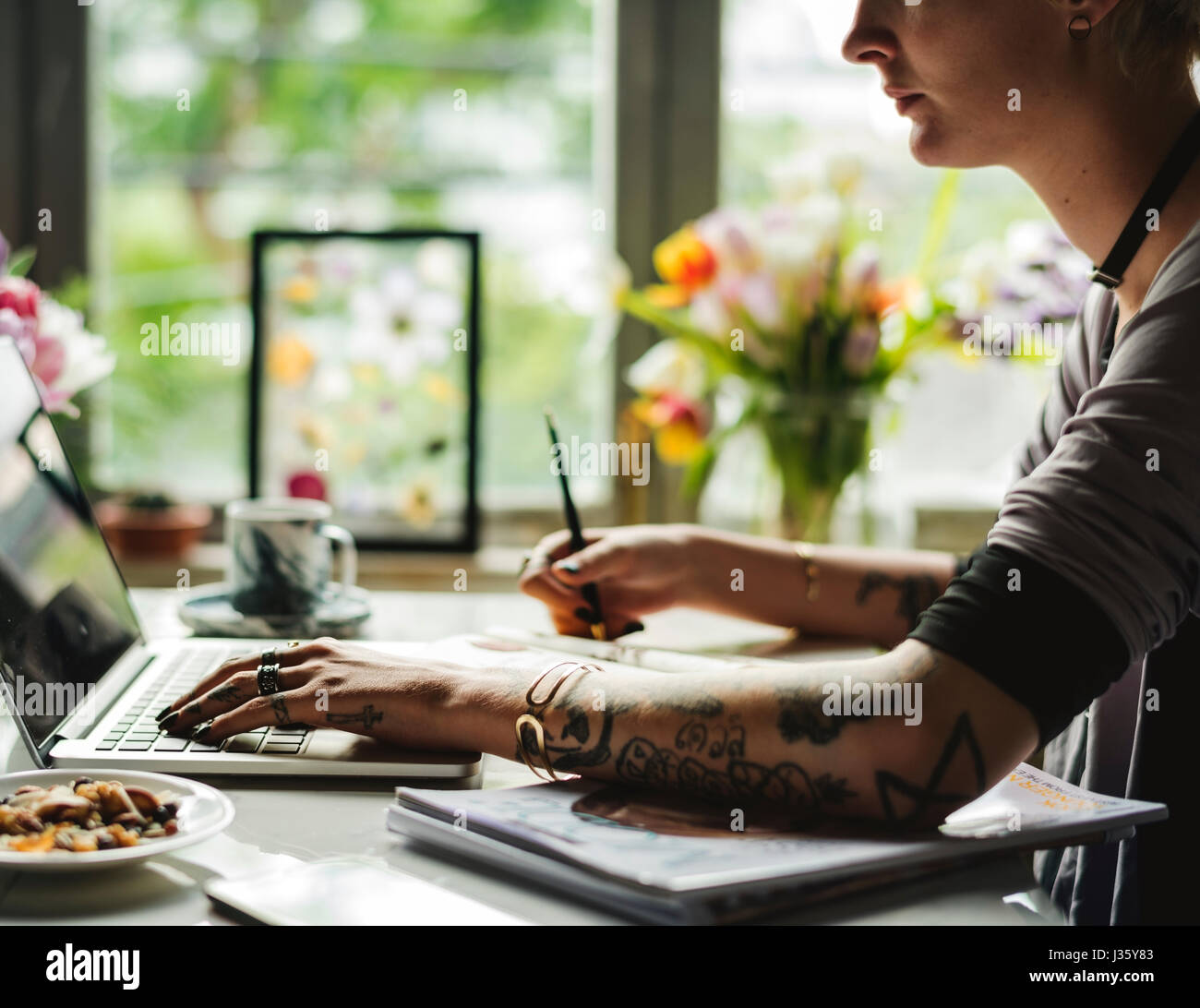 Creative Design donna mediante modalità di lavoro sul computer portatile Foto Stock