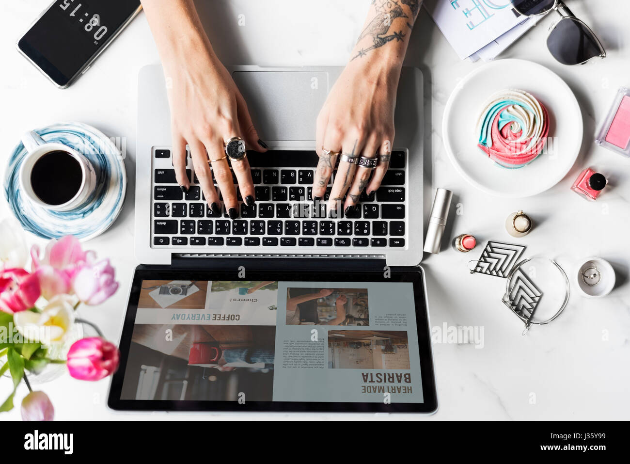 Donna che utilizza la navigazione portatile Sito web Online Foto Stock