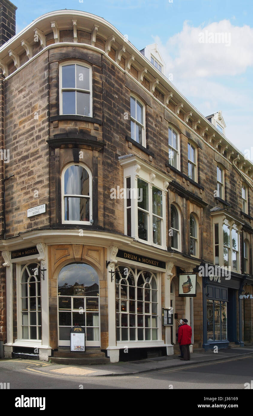 Una coppia matura la lettura di menu al di fuori della scimmia e tamburo public house / bar / ristorante a Montpellier, Harrogate, North Yorkshire, Inghilterra. Foto Stock