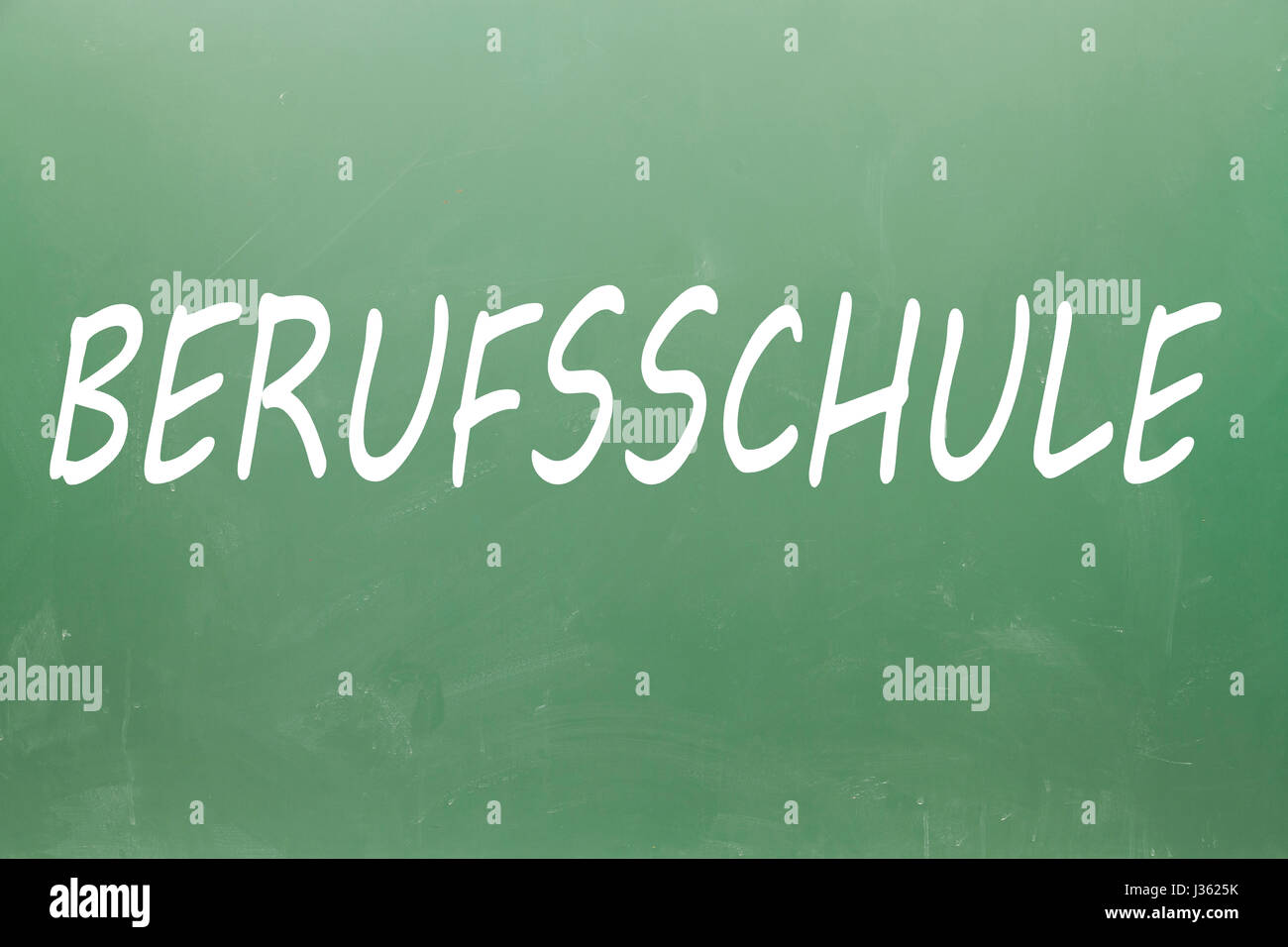 Berufsschule (scuola professionale in tedesco) scritto su una lavagna Foto Stock
