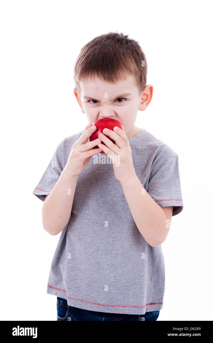 Little Boy con cibi isolati su sfondo bianco - Apple o un muffin Foto Stock