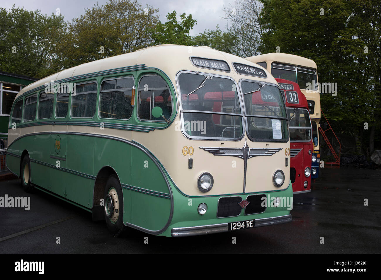 Open day in Wythall Museo dei Trasporti il 1 maggio 2017 in Wythall, Inghilterra, Regno Unito. Il Museo dei Trasporti, Wythall è un museo dei trasporti appena fuori Birmingham, a Wythall, Worcestershire.Il museo è gestito dalla carità di Birmingham e Midland Motor Omnibus Trust (BaMMOT). Il museo dispone di tre sale, presentando una significativa collezione di conserve di autobus di linea e granturismo, compresi Midland rosso e Birmingham City veicoli di trasporto. Essa è anche la casa del modello Elmdon Engineering Society (EMES) che operano la Wythall ferrovia in miniatura nei giardini del museo dei trasporti, dando ri Foto Stock