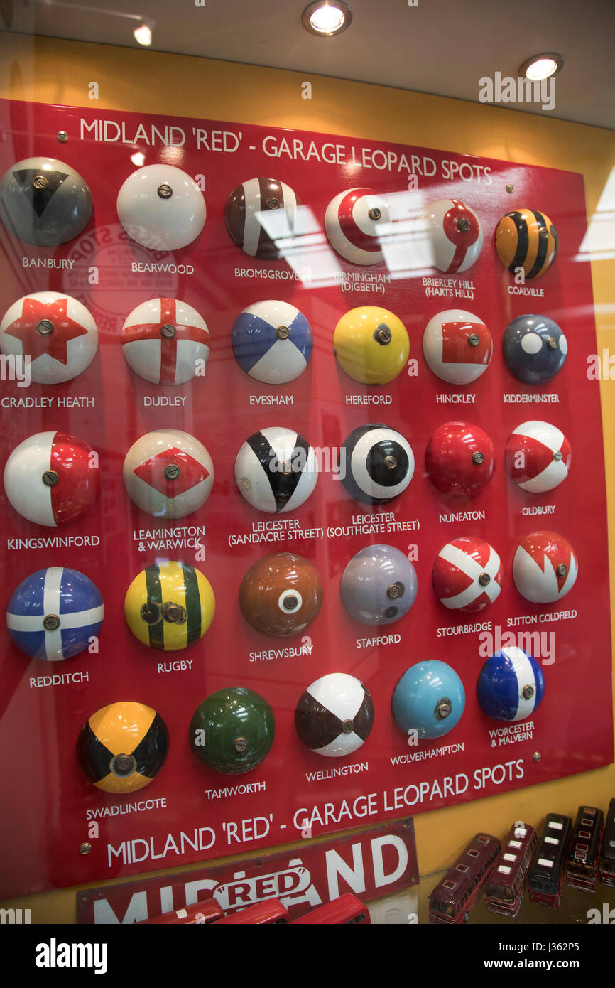 Open day in Wythall Museo dei Trasporti il 1 maggio 2017 in Wythall, Inghilterra, Regno Unito. Il Museo dei Trasporti, Wythall è un museo dei trasporti appena fuori Birmingham, a Wythall, Worcestershire.Il museo è gestito dalla carità di Birmingham e Midland Motor Omnibus Trust (BaMMOT). Il museo dispone di tre sale, presentando una significativa collezione di conserve di autobus di linea e granturismo, compresi Midland rosso e Birmingham City veicoli di trasporto. Essa è anche la casa del modello Elmdon Engineering Society (EMES) che operano la Wythall ferrovia in miniatura nei giardini del museo dei trasporti, dando ri Foto Stock