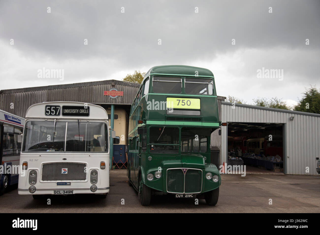 Open day in Wythall Museo dei Trasporti il 1 maggio 2017 in Wythall, Inghilterra, Regno Unito. Il Museo dei Trasporti, Wythall è un museo dei trasporti appena fuori Birmingham, a Wythall, Worcestershire.Il museo è gestito dalla carità di Birmingham e Midland Motor Omnibus Trust (BaMMOT). Il museo dispone di tre sale, presentando una significativa collezione di conserve di autobus di linea e granturismo, compresi Midland rosso e Birmingham City veicoli di trasporto. Essa è anche la casa del modello Elmdon Engineering Society (EMES) che operano la Wythall ferrovia in miniatura nei giardini del museo dei trasporti, dando ri Foto Stock