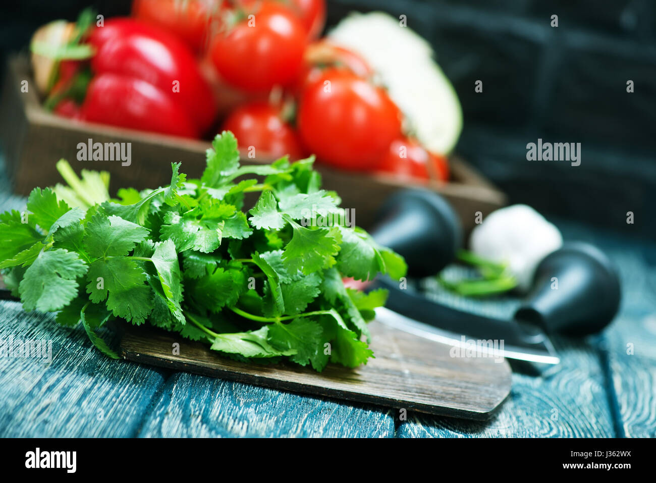 Kinza fresca e pomodoro sul tavolo della cucina Foto stock - Alamy