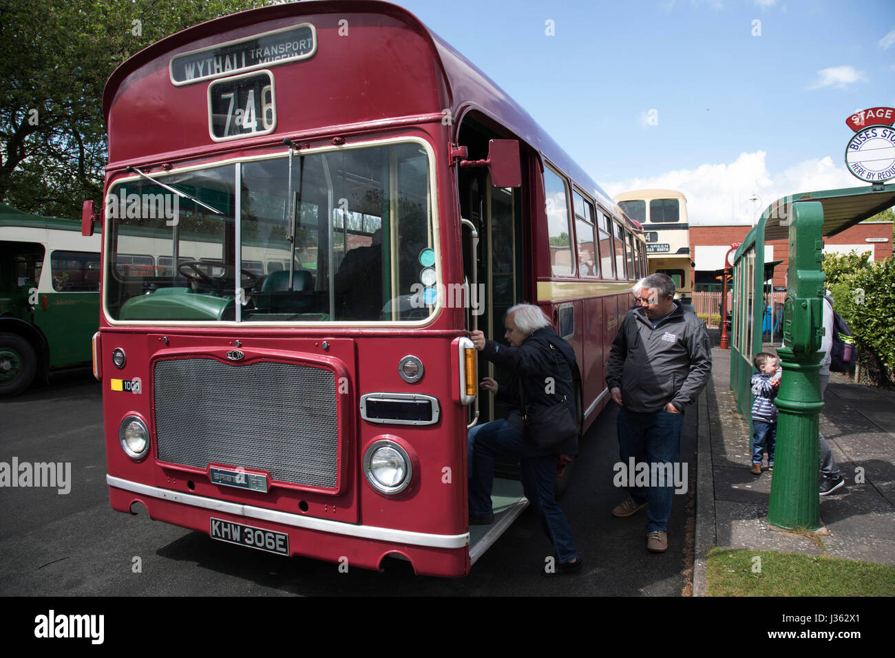 Open day in Wythall Museo dei Trasporti il 1 maggio 2017 in Wythall, Inghilterra, Regno Unito. Il Museo dei Trasporti, Wythall è un museo dei trasporti appena fuori Birmingham, a Wythall, Worcestershire.Il museo è gestito dalla carità di Birmingham e Midland Motor Omnibus Trust (BaMMOT). Il museo dispone di tre sale, presentando una significativa collezione di conserve di autobus di linea e granturismo, compresi Midland rosso e Birmingham City veicoli di trasporto. Essa è anche la casa del modello Elmdon Engineering Society (EMES) che operano la Wythall ferrovia in miniatura nei giardini del museo dei trasporti, dando ri Foto Stock