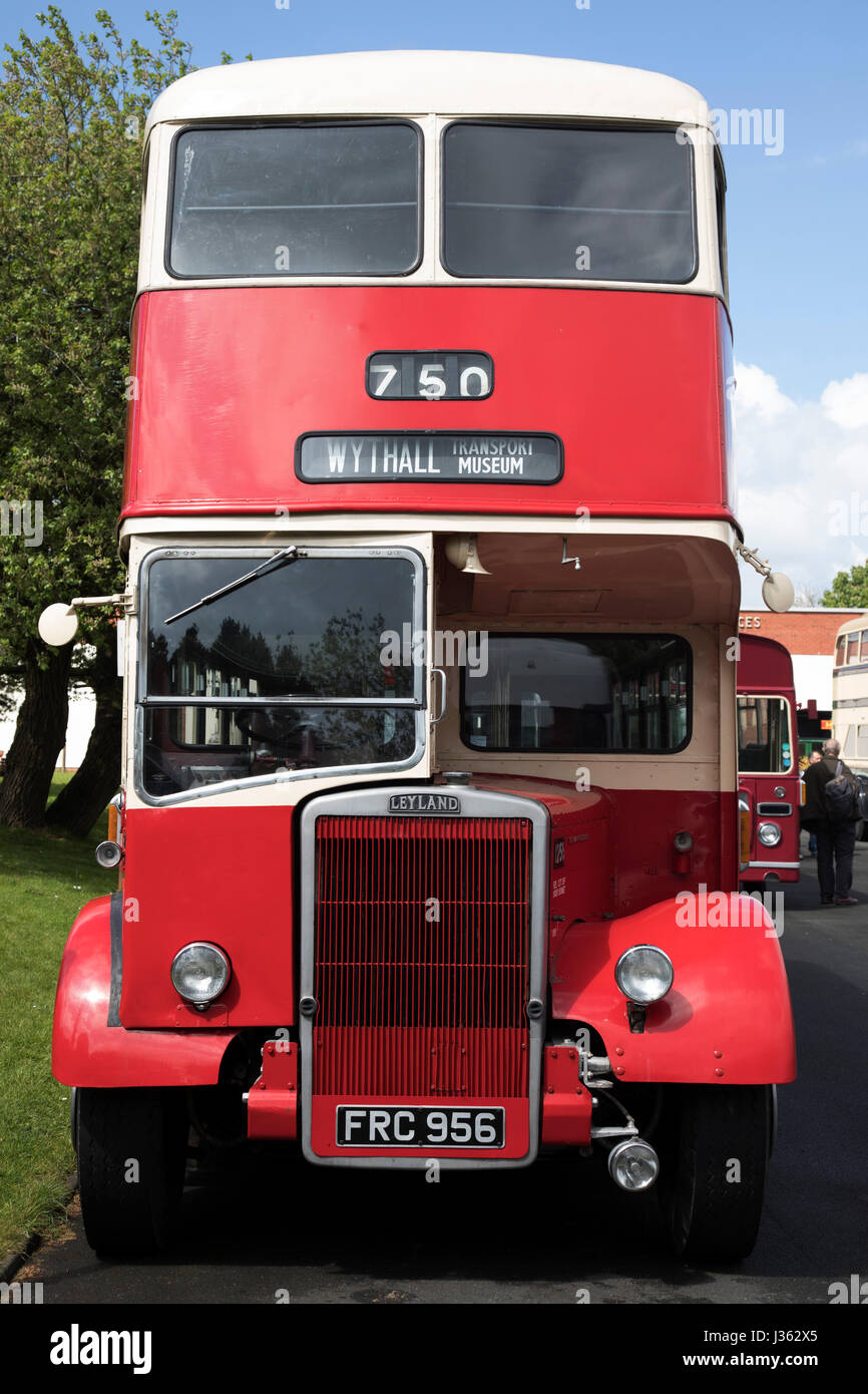 Open day in Wythall Museo dei Trasporti il 1 maggio 2017 in Wythall, Inghilterra, Regno Unito. Il Museo dei Trasporti, Wythall è un museo dei trasporti appena fuori Birmingham, a Wythall, Worcestershire.Il museo è gestito dalla carità di Birmingham e Midland Motor Omnibus Trust (BaMMOT). Il museo dispone di tre sale, presentando una significativa collezione di conserve di autobus di linea e granturismo, compresi Midland rosso e Birmingham City veicoli di trasporto. Essa è anche la casa del modello Elmdon Engineering Society (EMES) che operano la Wythall ferrovia in miniatura nei giardini del museo dei trasporti, dando ri Foto Stock