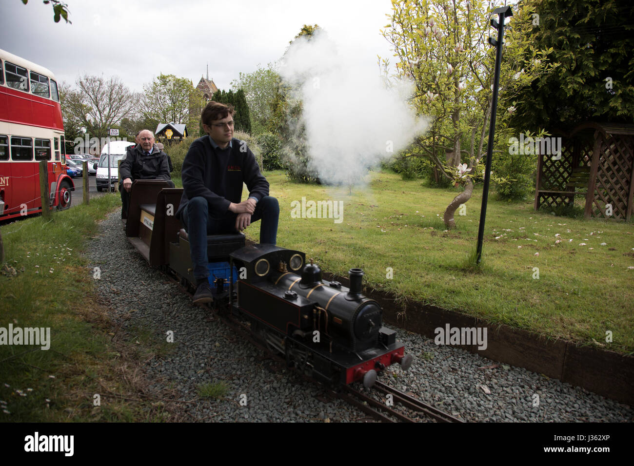Open day in Wythall Museo dei Trasporti il 1 maggio 2017 in Wythall, Inghilterra, Regno Unito. Il Museo dei Trasporti, Wythall è un museo dei trasporti appena fuori Birmingham, a Wythall, Worcestershire.Il museo è gestito dalla carità di Birmingham e Midland Motor Omnibus Trust (BaMMOT). Il museo dispone di tre sale, presentando una significativa collezione di conserve di autobus di linea e granturismo, compresi Midland rosso e Birmingham City veicoli di trasporto. Essa è anche la casa del modello Elmdon Engineering Society (EMES) che operano la Wythall ferrovia in miniatura nei giardini del museo dei trasporti, dando ri Foto Stock
