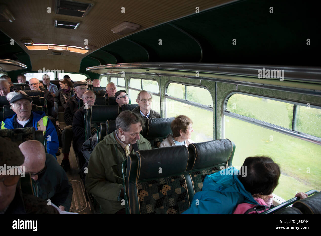 Open day in Wythall Museo dei Trasporti il 1 maggio 2017 in Wythall, Inghilterra, Regno Unito. Il Museo dei Trasporti, Wythall è un museo dei trasporti appena fuori Birmingham, a Wythall, Worcestershire.Il museo è gestito dalla carità di Birmingham e Midland Motor Omnibus Trust (BaMMOT). Il museo dispone di tre sale, presentando una significativa collezione di conserve di autobus di linea e granturismo, compresi Midland rosso e Birmingham City veicoli di trasporto. Essa è anche la casa del modello Elmdon Engineering Society (EMES) che operano la Wythall ferrovia in miniatura nei giardini del museo dei trasporti, dando ri Foto Stock