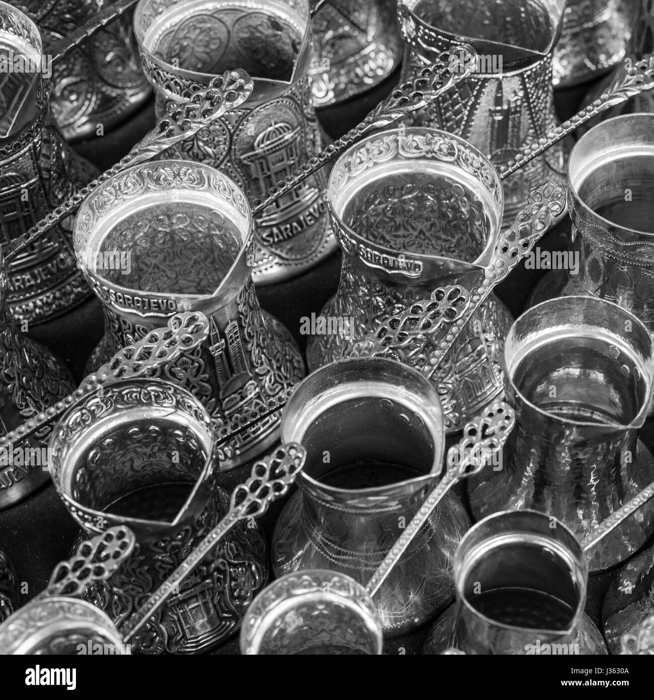 Prodotto di rame come souvenir per i visitatori e turisti nella città vecchia di Sarajevo. La Bosnia ed Erzegovina. Foto Stock