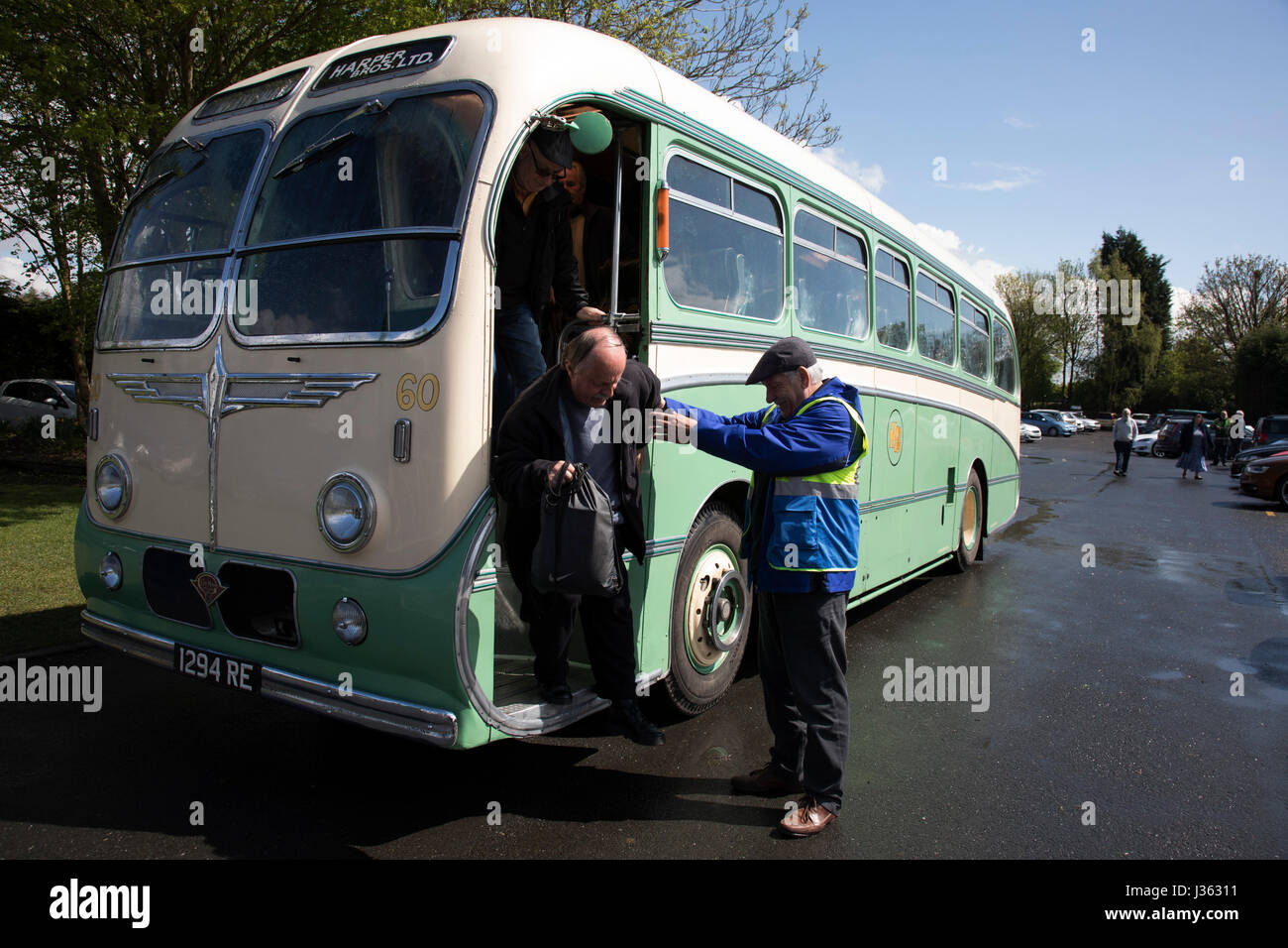 Open day in Wythall Museo dei Trasporti il 1 maggio 2017 in Wythall, Inghilterra, Regno Unito. Il Museo dei Trasporti, Wythall è un museo dei trasporti appena fuori Birmingham, a Wythall, Worcestershire.Il museo è gestito dalla carità di Birmingham e Midland Motor Omnibus Trust (BaMMOT). Il museo dispone di tre sale, presentando una significativa collezione di conserve di autobus di linea e granturismo, compresi Midland rosso e Birmingham City veicoli di trasporto. Essa è anche la casa del modello Elmdon Engineering Society (EMES) che operano la Wythall ferrovia in miniatura nei giardini del museo dei trasporti, dando ri Foto Stock
