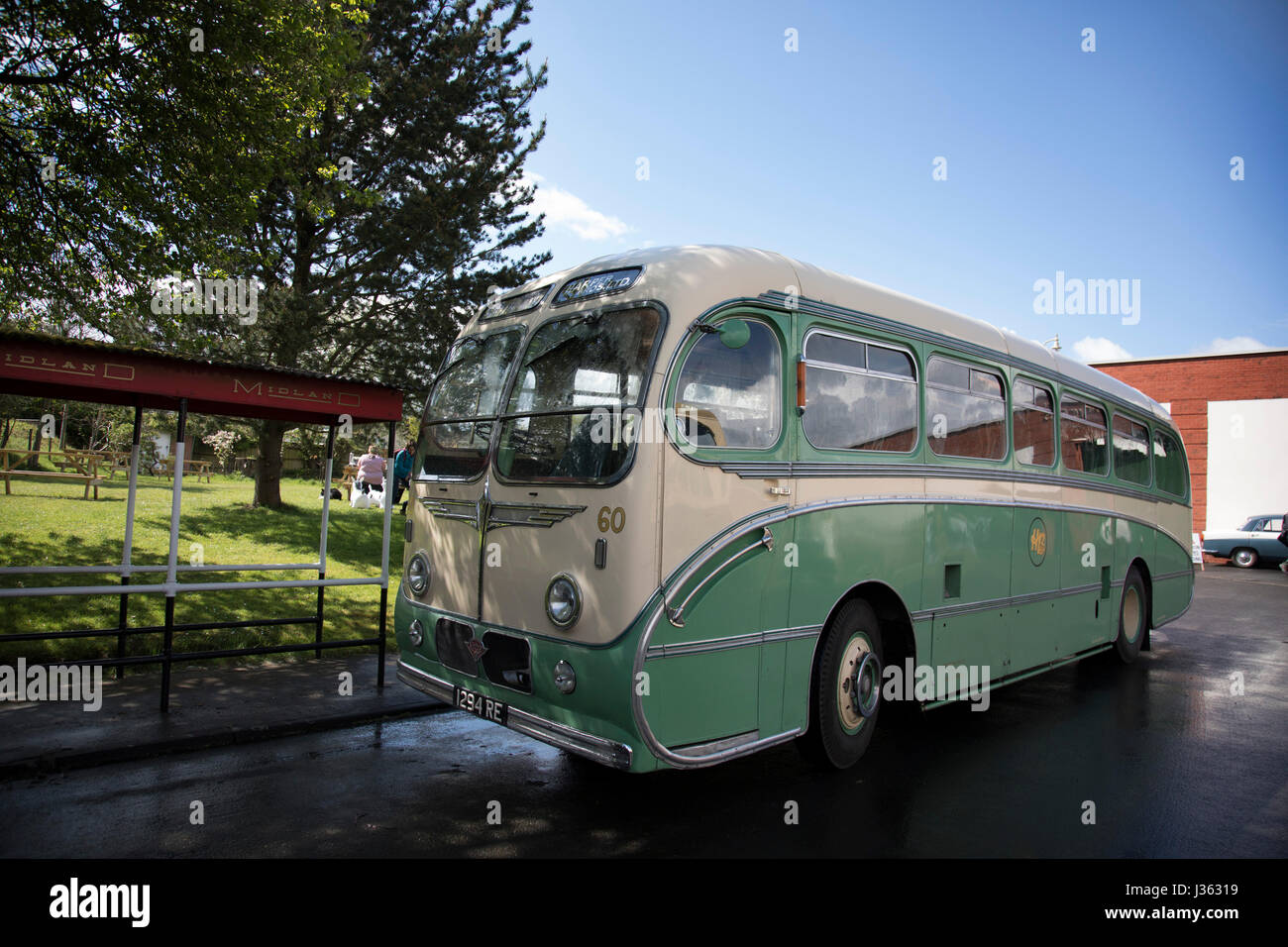 Open day in Wythall Museo dei Trasporti il 1 maggio 2017 in Wythall, Inghilterra, Regno Unito. Il Museo dei Trasporti, Wythall è un museo dei trasporti appena fuori Birmingham, a Wythall, Worcestershire.Il museo è gestito dalla carità di Birmingham e Midland Motor Omnibus Trust (BaMMOT). Il museo dispone di tre sale, presentando una significativa collezione di conserve di autobus di linea e granturismo, compresi Midland rosso e Birmingham City veicoli di trasporto. Essa è anche la casa del modello Elmdon Engineering Society (EMES) che operano la Wythall ferrovia in miniatura nei giardini del museo dei trasporti, dando ri Foto Stock