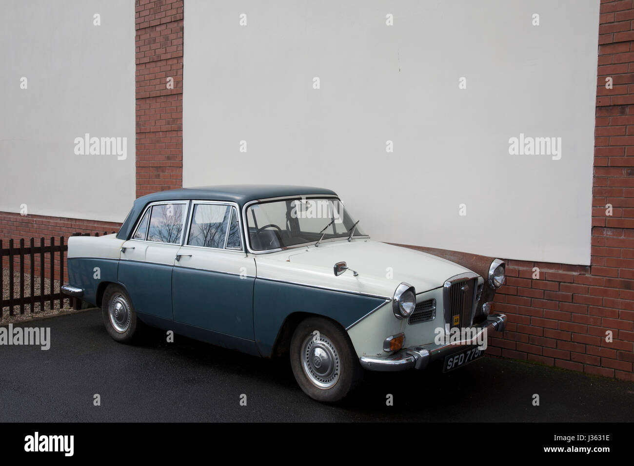 Open day in Wythall Museo dei Trasporti il 1 maggio 2017 in Wythall, Inghilterra, Regno Unito. Il Museo dei Trasporti, Wythall è un museo dei trasporti appena fuori Birmingham, a Wythall, Worcestershire.Il museo è gestito dalla carità di Birmingham e Midland Motor Omnibus Trust (BaMMOT). Il museo dispone di tre sale, presentando una significativa collezione di conserve di autobus di linea e granturismo, compresi Midland rosso e Birmingham City veicoli di trasporto. Essa è anche la casa del modello Elmdon Engineering Society (EMES) che operano la Wythall ferrovia in miniatura nei giardini del museo dei trasporti, dando ri Foto Stock Open day in Wythall Museo dei Trasporti il 1 maggio 2017 in Wythall, Inghilterra, Regno Unito. Il Museo dei Trasporti, Wythall è un museo dei trasporti appena fuori Birmingham, a Wythall, Worcestershire.Il museo è gestito dalla carità di Birmingham e Midland Motor Omnibus Trust (BaMMOT). Il museo dispone di tre sale, presentando una significativa collezione di conserve di autobus di linea e granturismo, compresi Midland rosso e Birmingham City veicoli di trasporto. Essa è anche la casa del modello Elmdon Engineering Society (EMES) che operano la Wythall ferrovia in miniatura nei giardini del museo dei trasporti, dando ri Foto Stock