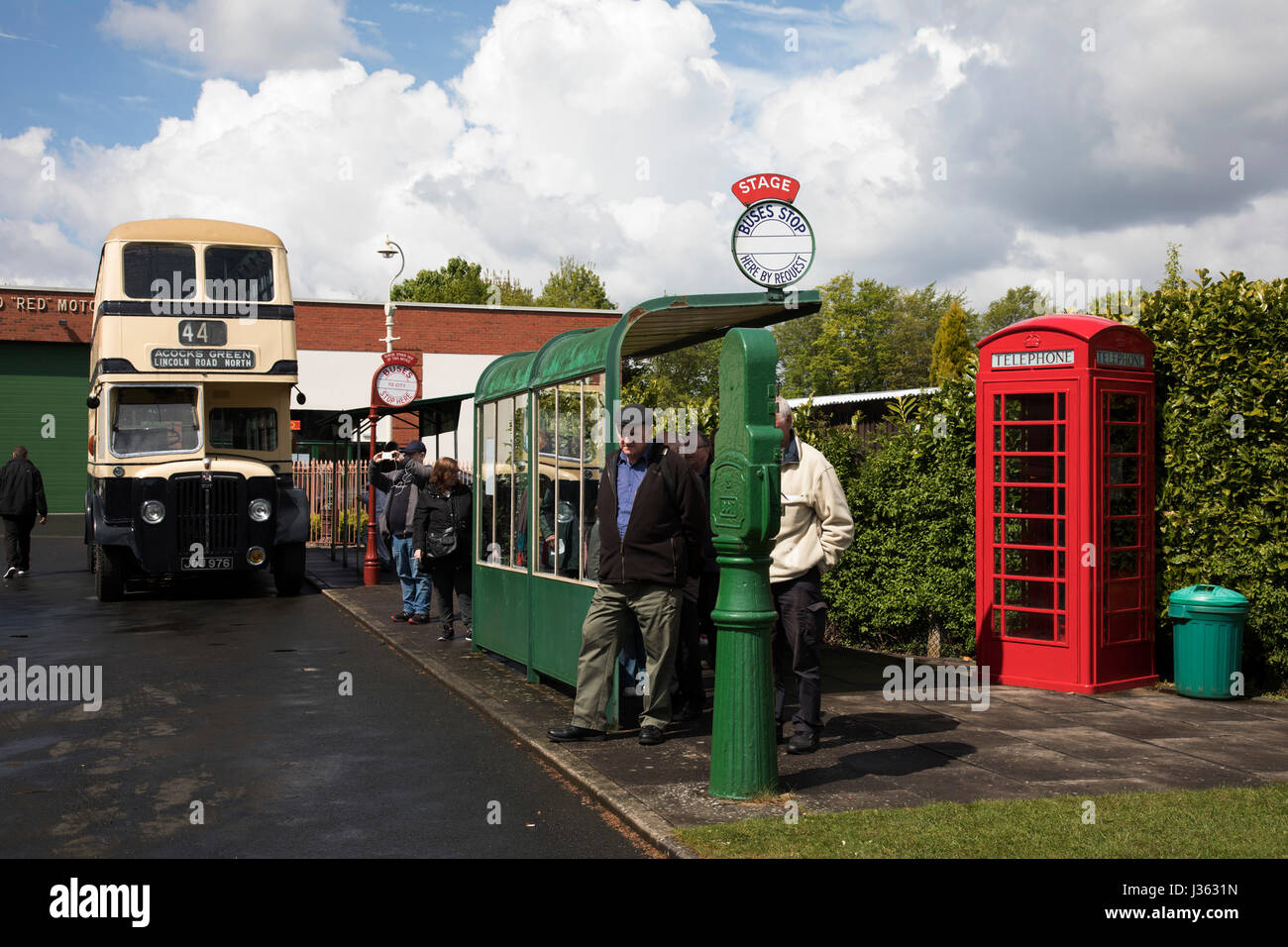 Open day in Wythall Museo dei Trasporti il 1 maggio 2017 in Wythall, Inghilterra, Regno Unito. Il Museo dei Trasporti, Wythall è un museo dei trasporti appena fuori Birmingham, a Wythall, Worcestershire.Il museo è gestito dalla carità di Birmingham e Midland Motor Omnibus Trust (BaMMOT). Il museo dispone di tre sale, presentando una significativa collezione di conserve di autobus di linea e granturismo, compresi Midland rosso e Birmingham City veicoli di trasporto. Essa è anche la casa del modello Elmdon Engineering Society (EMES) che operano la Wythall ferrovia in miniatura nei giardini del museo dei trasporti, dando ri Foto Stock Open day in Wythall Museo dei Trasporti il 1 maggio 2017 in Wythall, Inghilterra, Regno Unito. Il Museo dei Trasporti, Wythall è un museo dei trasporti appena fuori Birmingham, a Wythall, Worcestershire.Il museo è gestito dalla carità di Birmingham e Midland Motor Omnibus Trust (BaMMOT). Il museo dispone di tre sale, presentando una significativa collezione di conserve di autobus di linea e granturismo, compresi Midland rosso e Birmingham City veicoli di trasporto. Essa è anche la casa del modello Elmdon Engineering Society (EMES) che operano la Wythall ferrovia in miniatura nei giardini del museo dei trasporti, dando ri Foto Stock