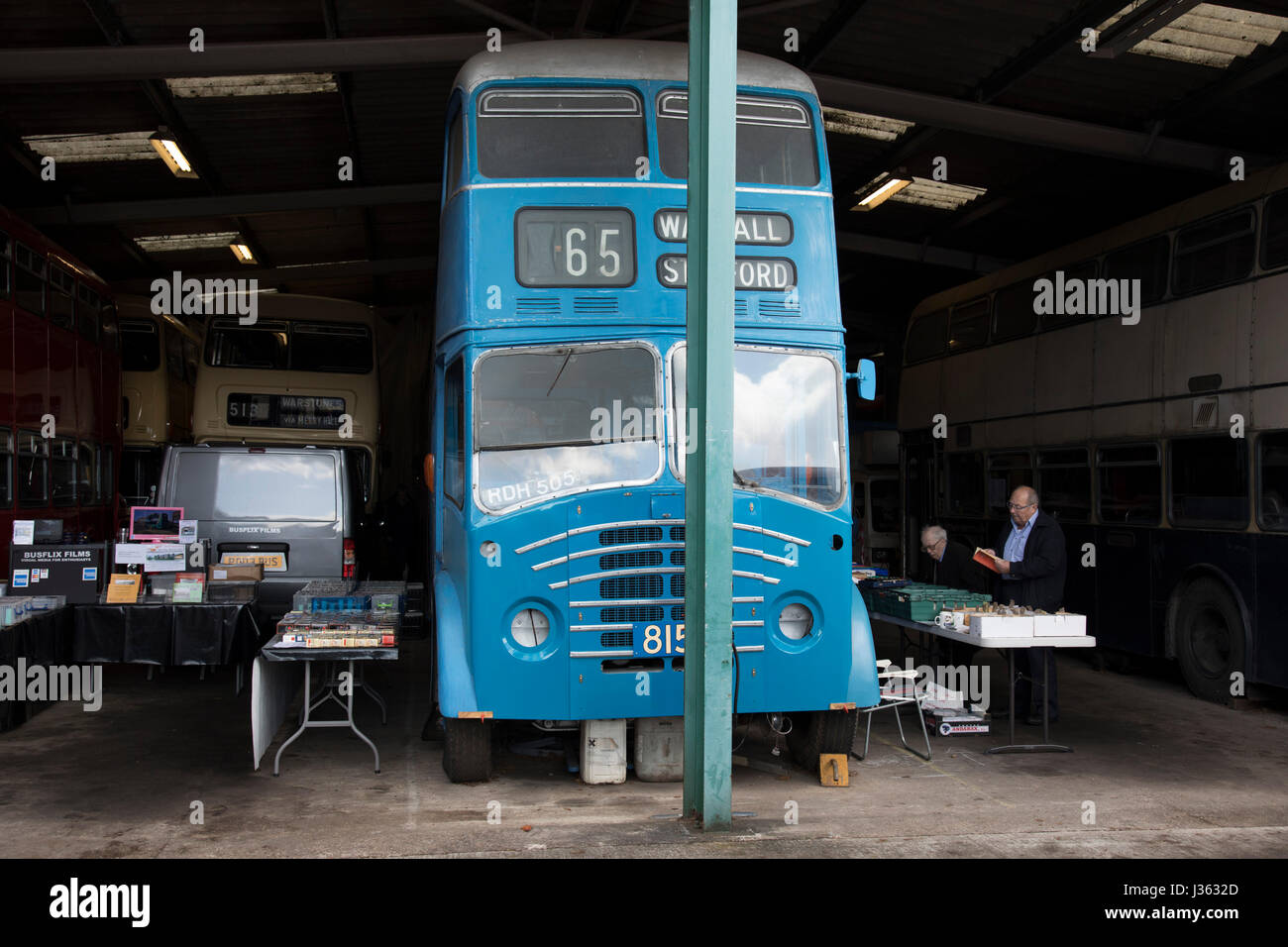 Open day in Wythall Museo dei Trasporti il 1 maggio 2017 in Wythall, Inghilterra, Regno Unito. Il Museo dei Trasporti, Wythall è un museo dei trasporti appena fuori Birmingham, a Wythall, Worcestershire.Il museo è gestito dalla carità di Birmingham e Midland Motor Omnibus Trust (BaMMOT). Il museo dispone di tre sale, presentando una significativa collezione di conserve di autobus di linea e granturismo, compresi Midland rosso e Birmingham City veicoli di trasporto. Essa è anche la casa del modello Elmdon Engineering Society (EMES) che operano la Wythall ferrovia in miniatura nei giardini del museo dei trasporti, dando ri Foto Stock