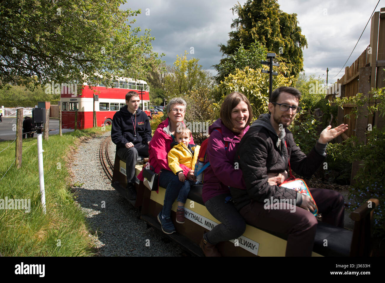 Open day in Wythall Museo dei Trasporti il 1 maggio 2017 in Wythall, Inghilterra, Regno Unito. Il Museo dei Trasporti, Wythall è un museo dei trasporti appena fuori Birmingham, a Wythall, Worcestershire.Il museo è gestito dalla carità di Birmingham e Midland Motor Omnibus Trust (BaMMOT). Il museo dispone di tre sale, presentando una significativa collezione di conserve di autobus di linea e granturismo, compresi Midland rosso e Birmingham City veicoli di trasporto. Essa è anche la casa del modello Elmdon Engineering Society (EMES) che operano la Wythall ferrovia in miniatura nei giardini del museo dei trasporti, dando ri Foto Stock Open day in Wythall Museo dei Trasporti il 1 maggio 2017 in Wythall, Inghilterra, Regno Unito. Il Museo dei Trasporti, Wythall è un museo dei trasporti appena fuori Birmingham, a Wythall, Worcestershire.Il museo è gestito dalla carità di Birmingham e Midland Motor Omnibus Trust (BaMMOT). Il museo dispone di tre sale, presentando una significativa collezione di conserve di autobus di linea e granturismo, compresi Midland rosso e Birmingham City veicoli di trasporto. Essa è anche la casa del modello Elmdon Engineering Society (EMES) che operano la Wythall ferrovia in miniatura nei giardini del museo dei trasporti, dando ri Foto Stock