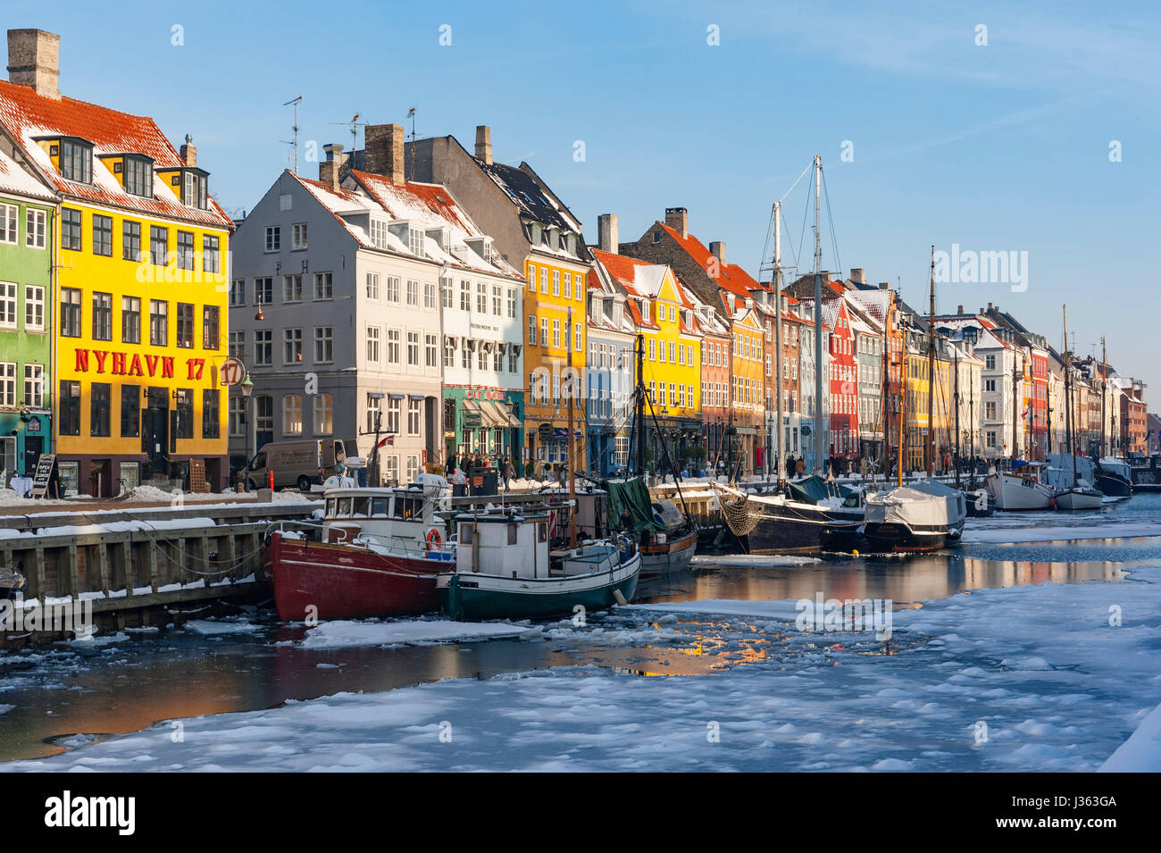 Porto di Nyhavn in inverno a Copenhagen, Danimarca Foto Stock