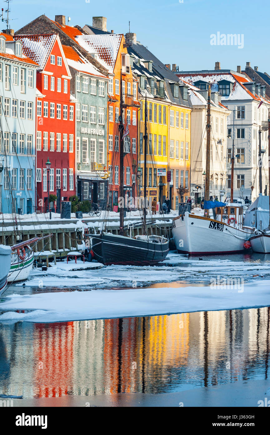 Porto di Nyhavn in inverno a Copenhagen, Danimarca Foto Stock