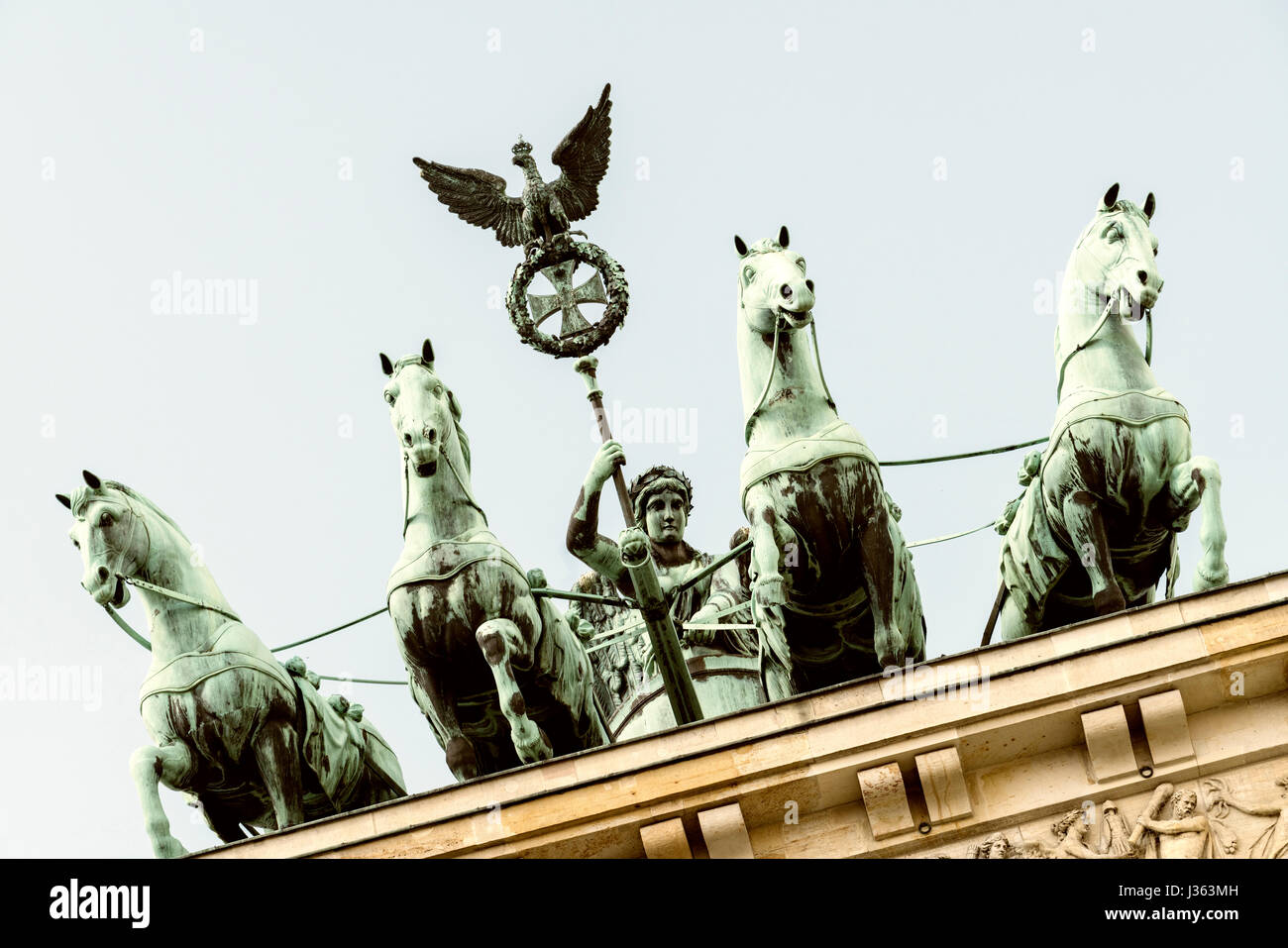 Dettaglio della quadriga statua sulla sommità della porta di Brandeburgo a Berlino, Germania Foto Stock