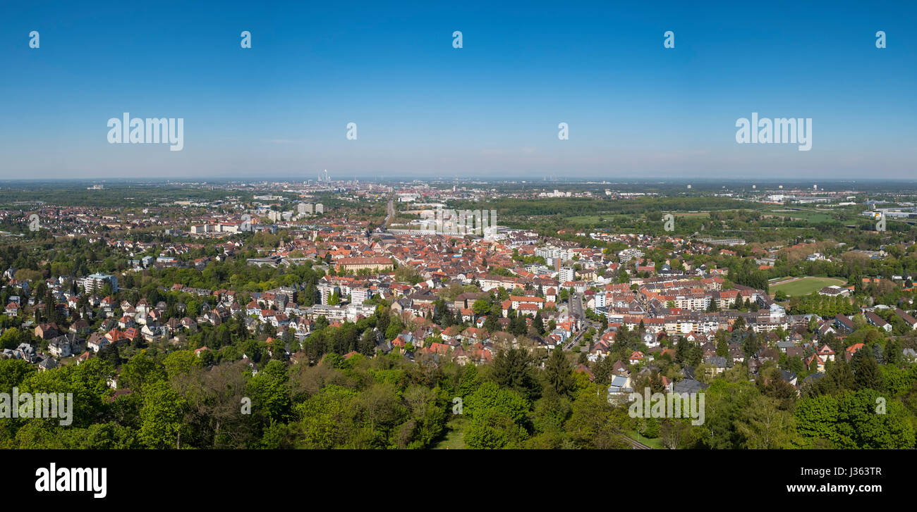 Vista sulla città di Karlsruhe da Turmberg hill in Germania Foto Stock