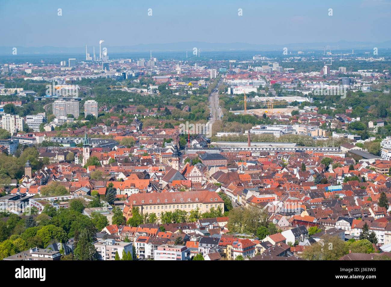 Vista sulla città di Karlsruhe da Turmberg hill in Germania Foto Stock