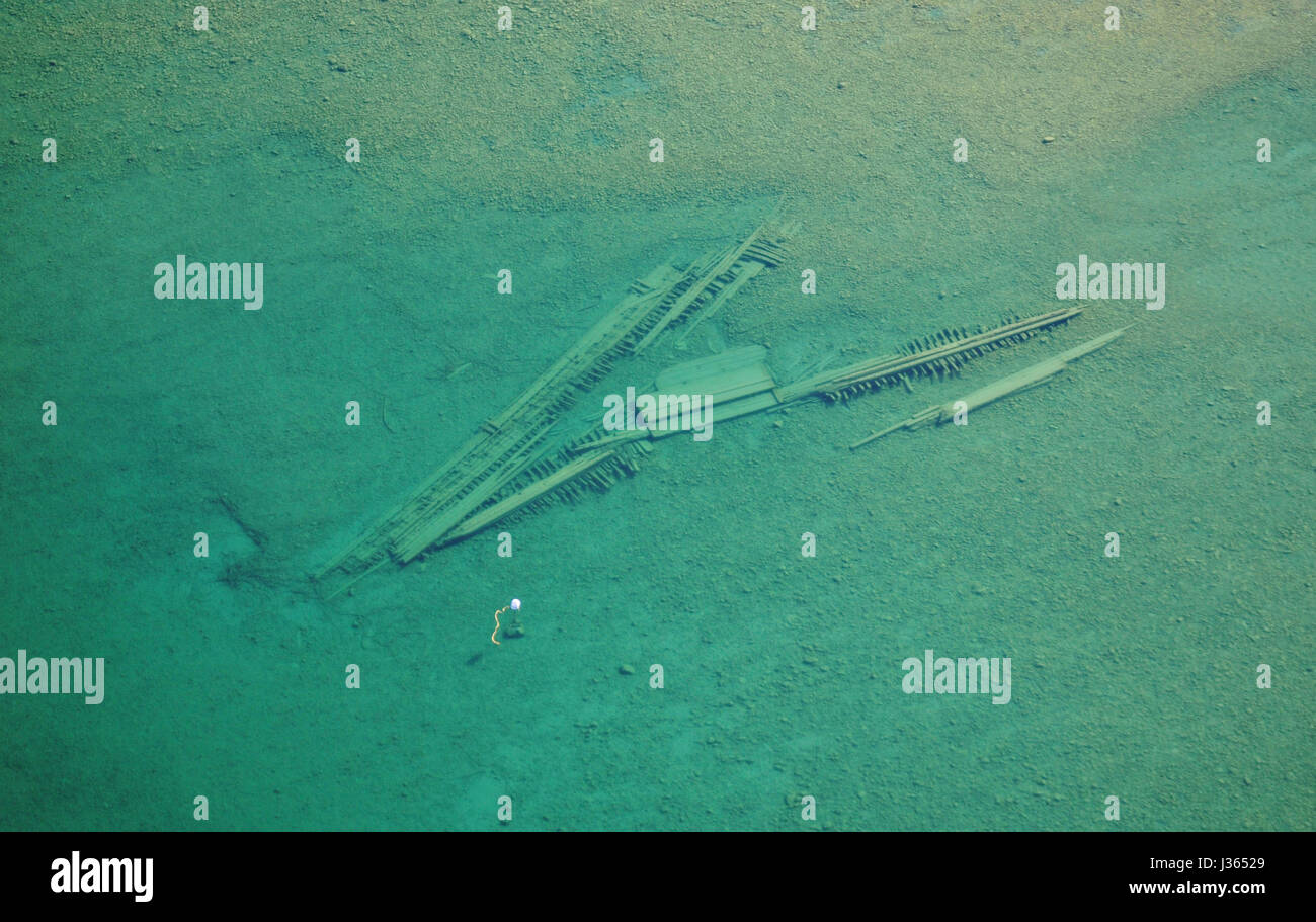 Goletta in legno unione americana come visto da sopra dimostra la chiarezza del Lago Huron è acqua e la visibilità dei naufragi in acqua poco profonda Foto Stock Goletta in legno unione americana come visto da sopra dimostra la chiarezza del Lago Huron è acqua e la visibilità dei naufragi in acqua poco profonda Foto Stock